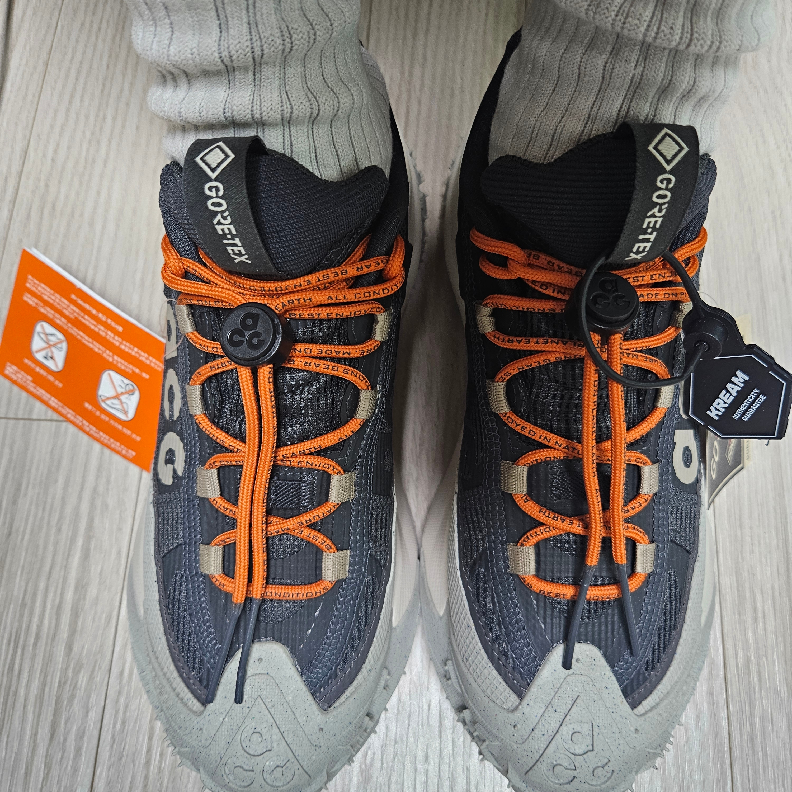 Nike ACG Mountain Fly Low Gore-Tex Dark Smoke Grey 착용 스타일 - 1
