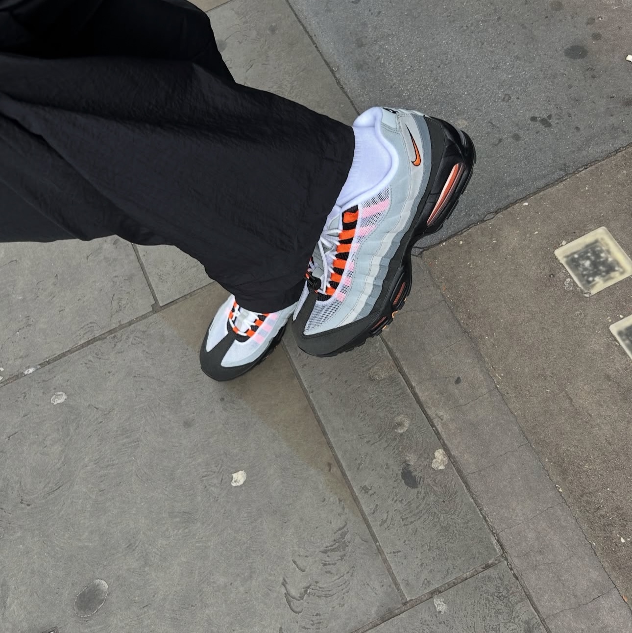 Nike Air Max 95 OG Bright Mandarin 착용 스타일 - 3