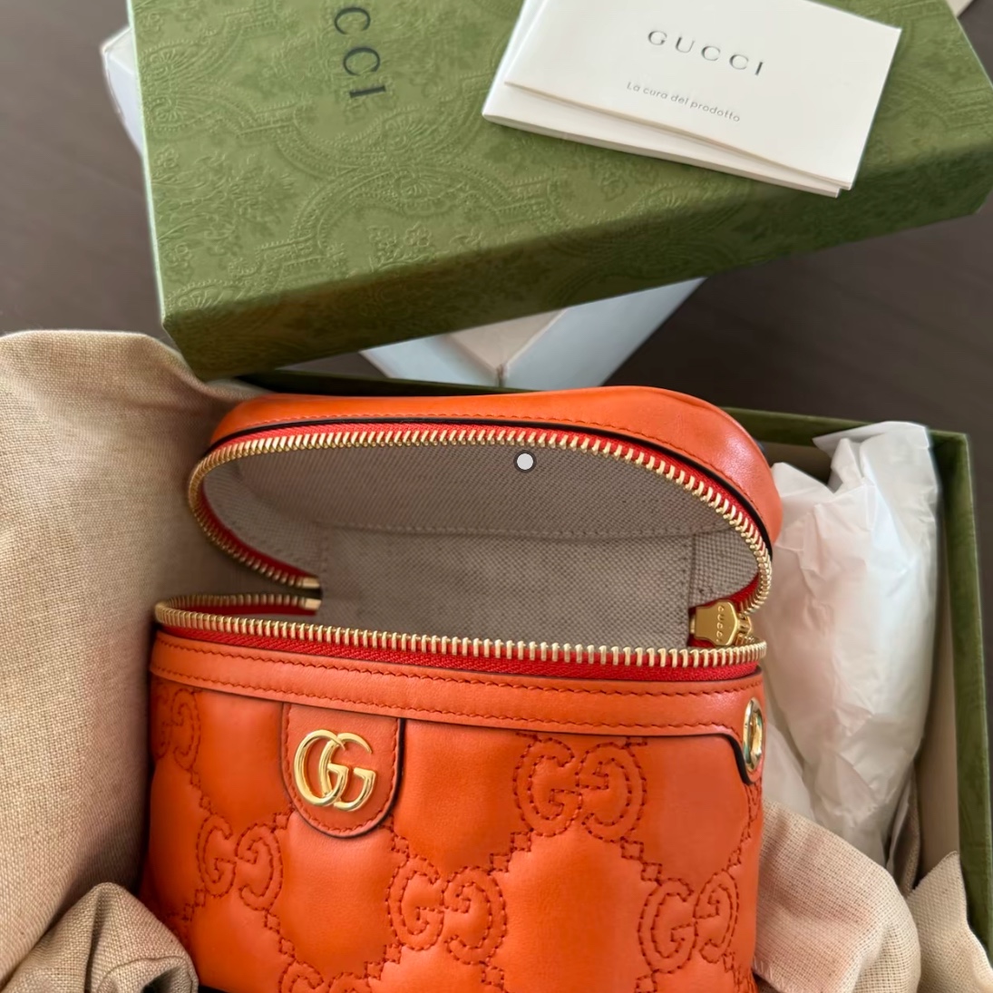 Gucci GG Matelasse Top Handle Mini Bag Orange 착용 스타일