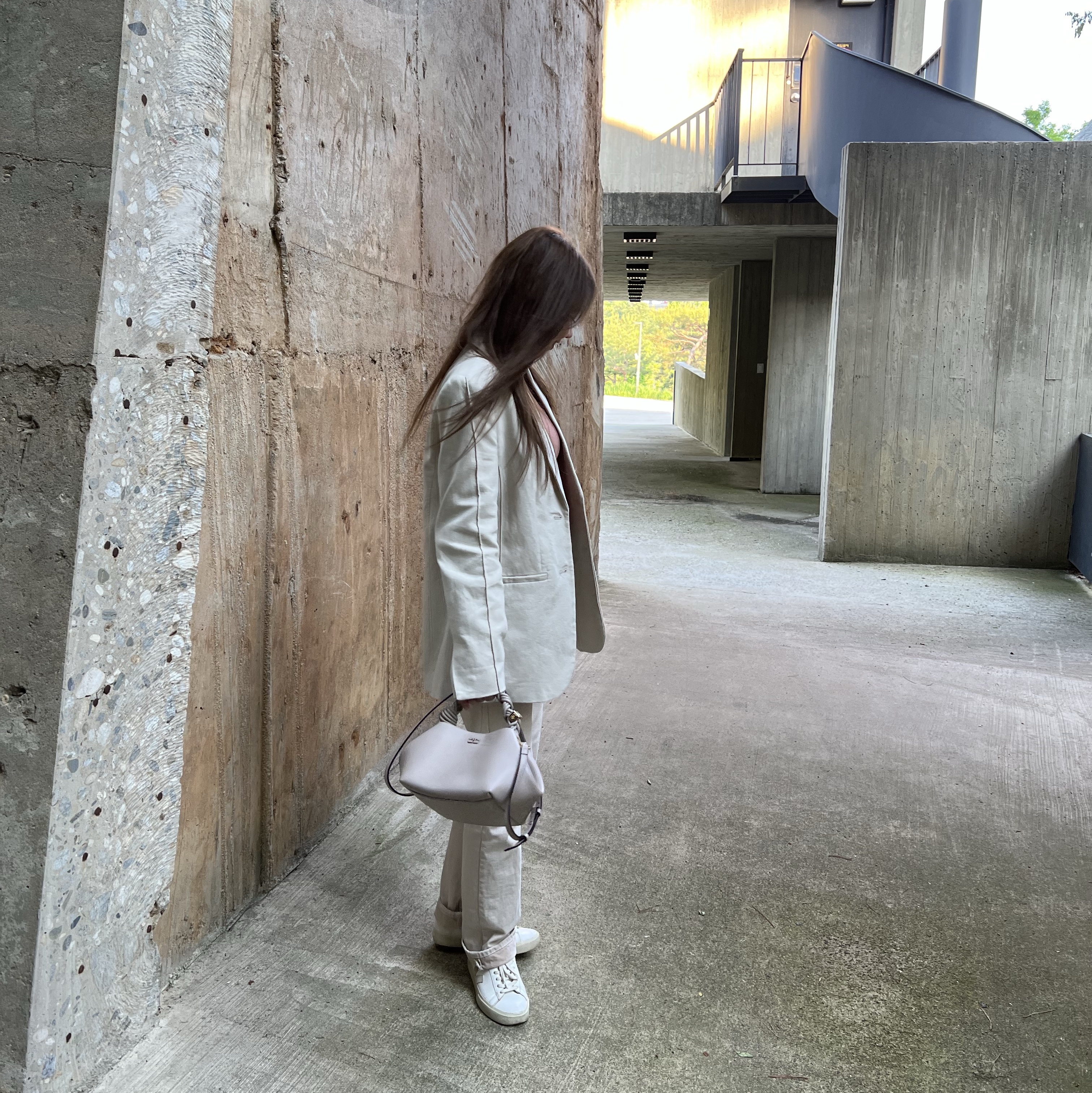 Ganni Small Bou Bag Oyster Grey, Veja Campo Chromefree Leather White Natural 착용 스타일 - 3