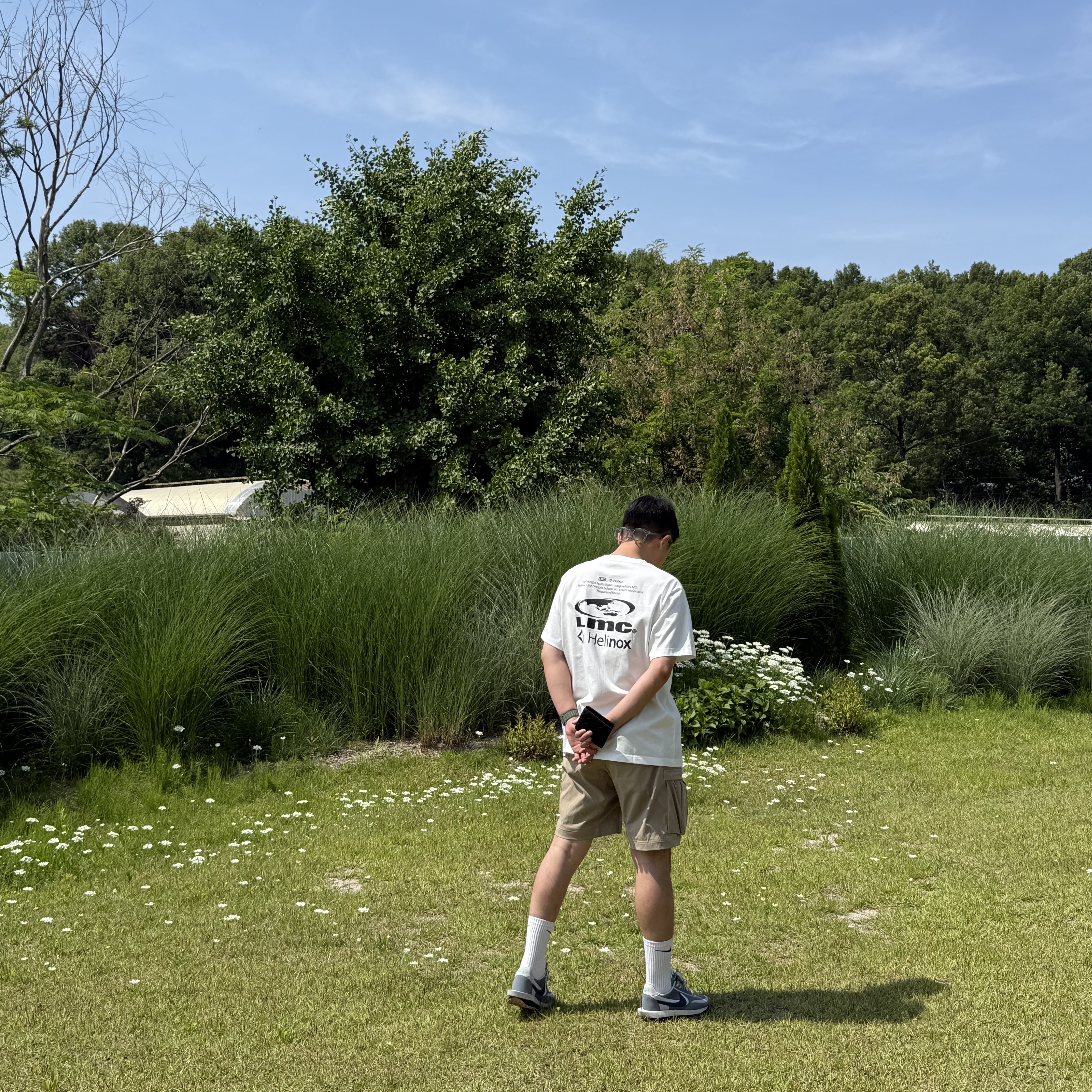 Nike x Sacai x Clot LDWaffle Cool Grey, Helinox x LMC Aerocool T-Shirt White & Black (2 Pack) 착용 스타일
