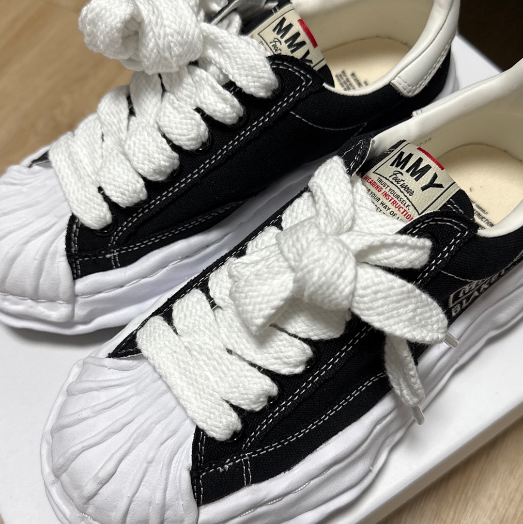 Maison Mihara Yasuhiro Blakey OG Sole Canvas Low-top Sneakers Black White 착용 스타일