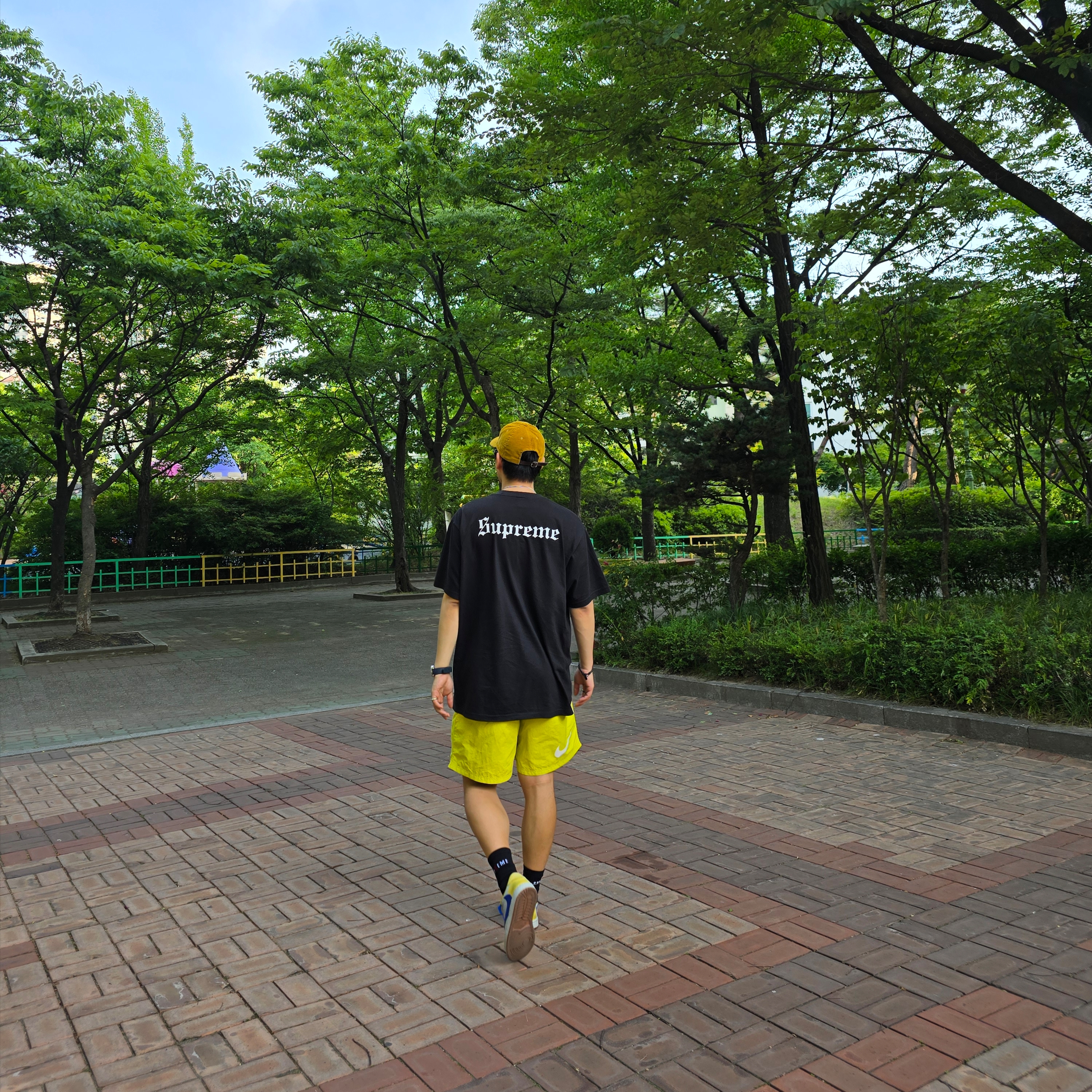 Palace Cord Tri-Ferg Patch 6-Panel Gold - 23FW, Supreme Snow White T-Shirt Black - 24FW 착용 스타일 - 2