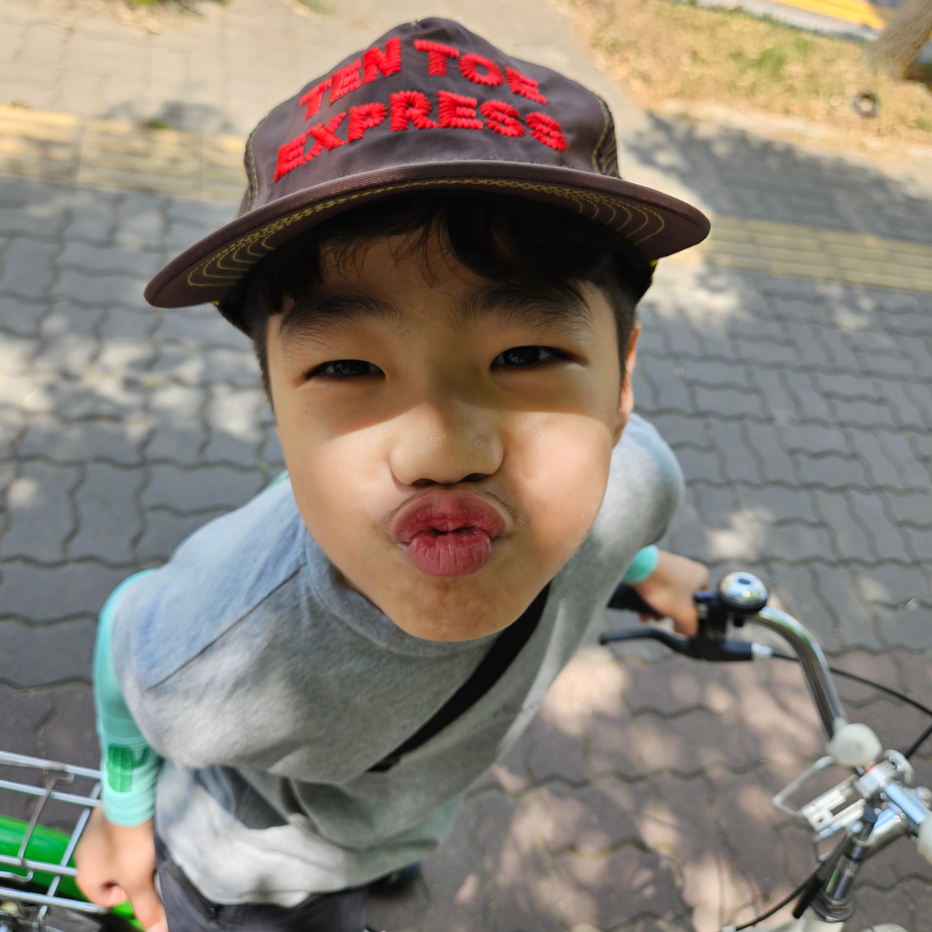 (W) Celine Triomphe Baseball Cap in Cotton Bright Red, Alex Zono Ten Toe Express Trucker Hat Brown 착용 스타일 - 6