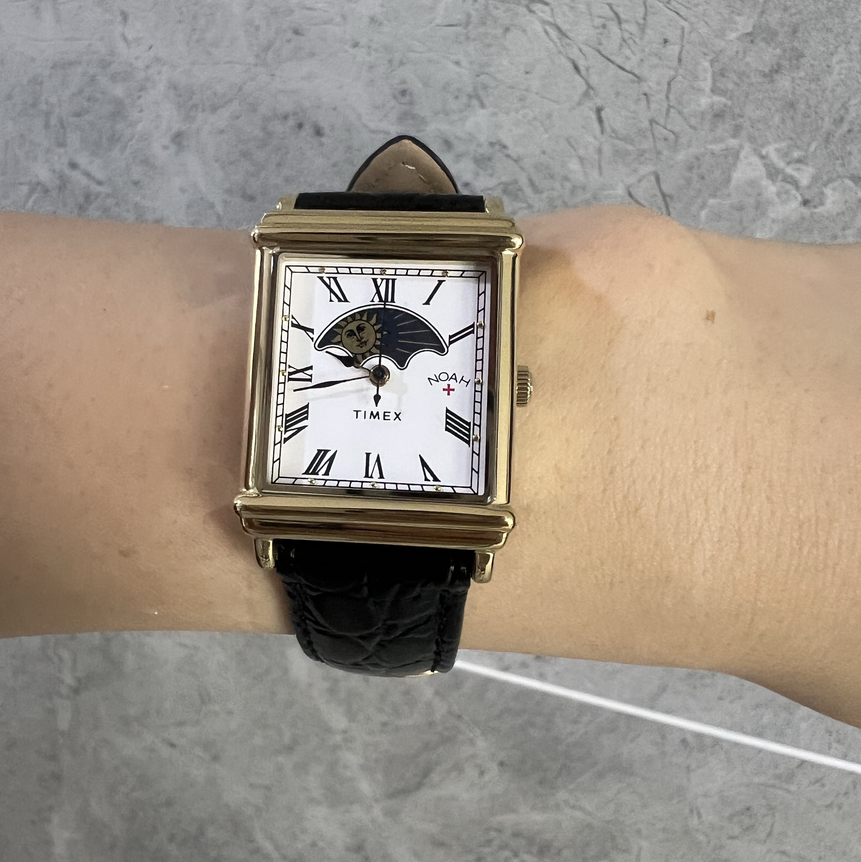 Timex x Noah Sun and Moon Watch Black Gold 착용 스타일 - 3