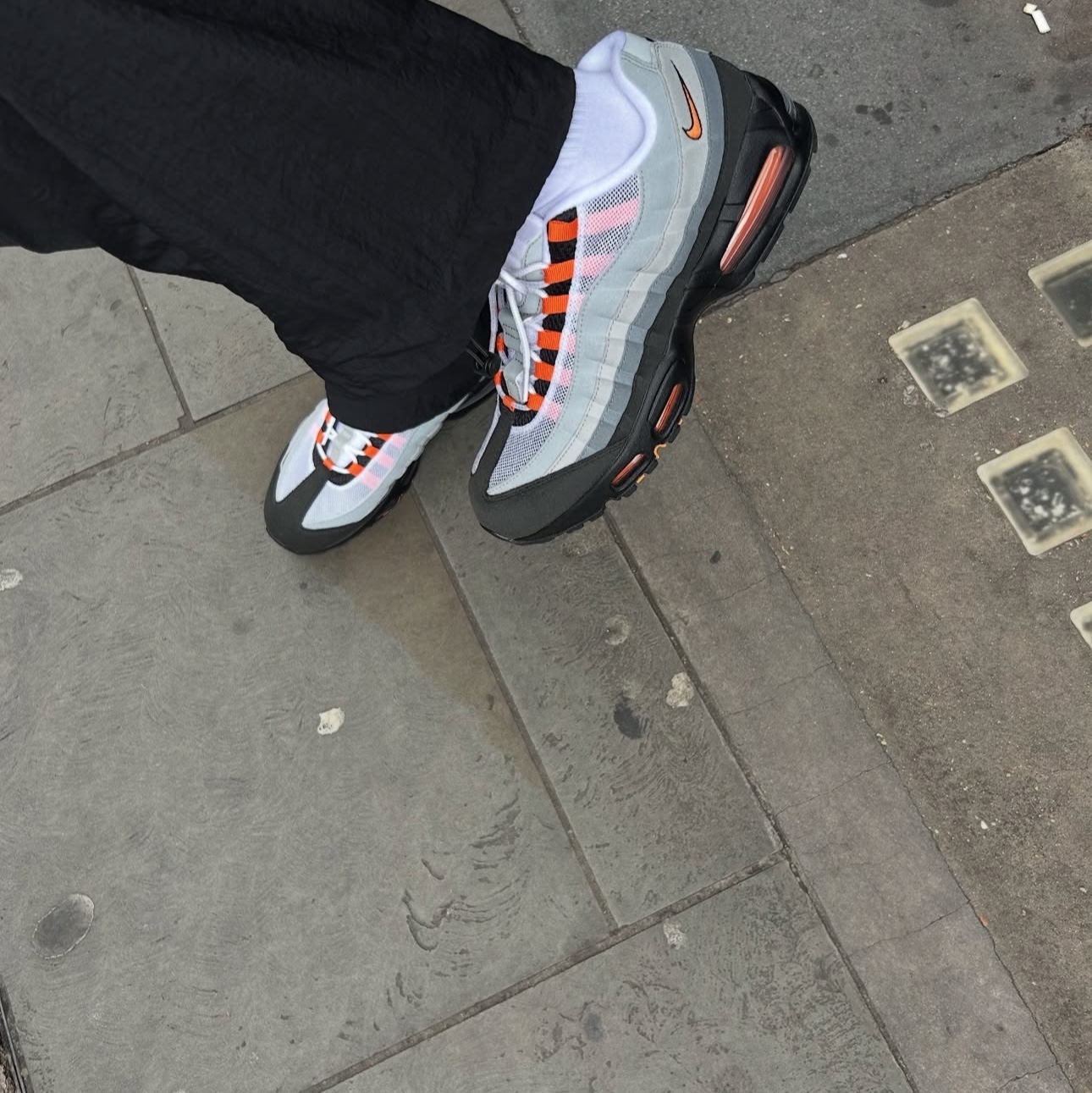 Nike Air Max 95 OG Bright Mandarin 착용 스타일 - 2