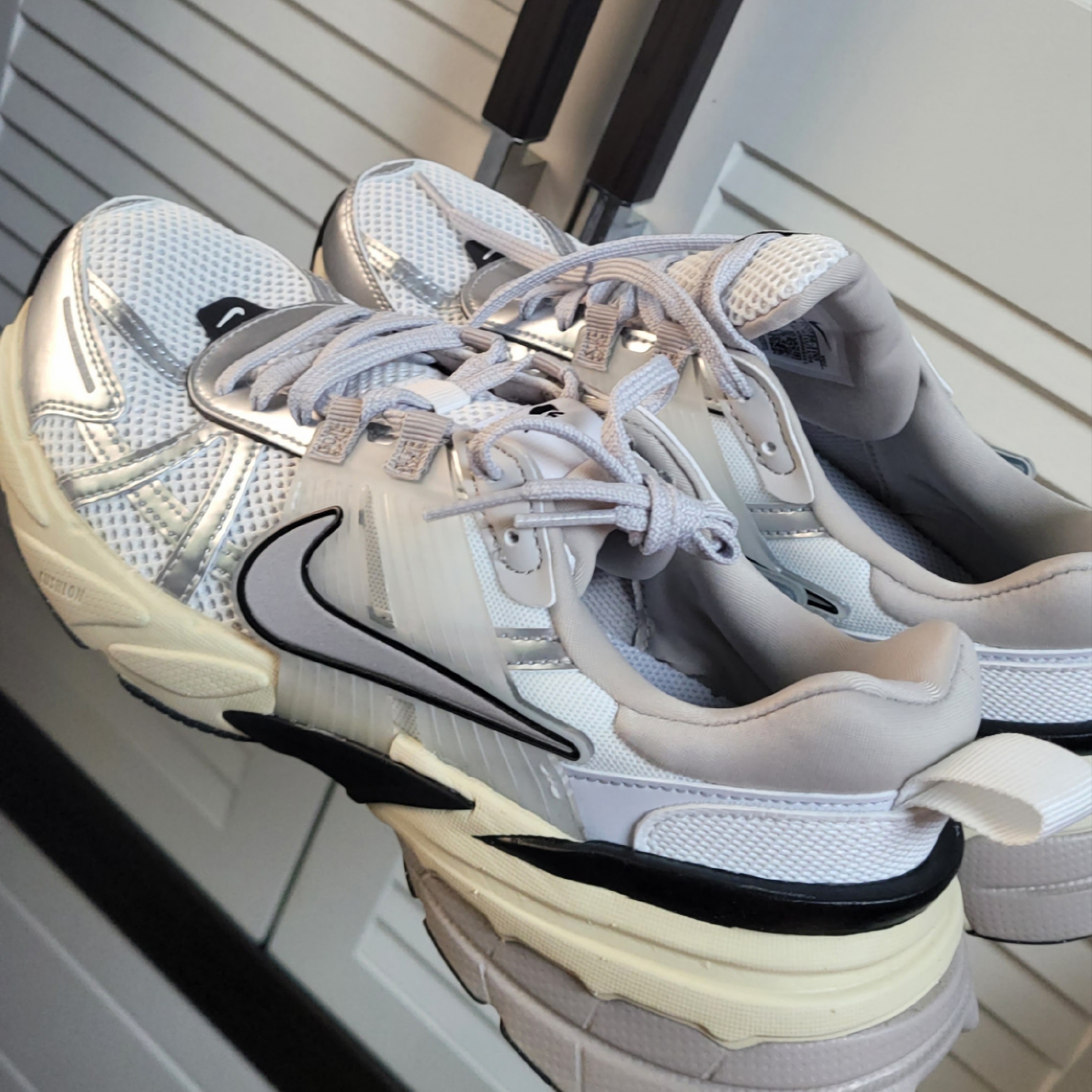 Nike V2K Run Summit White Metallic Silver 착용 스타일