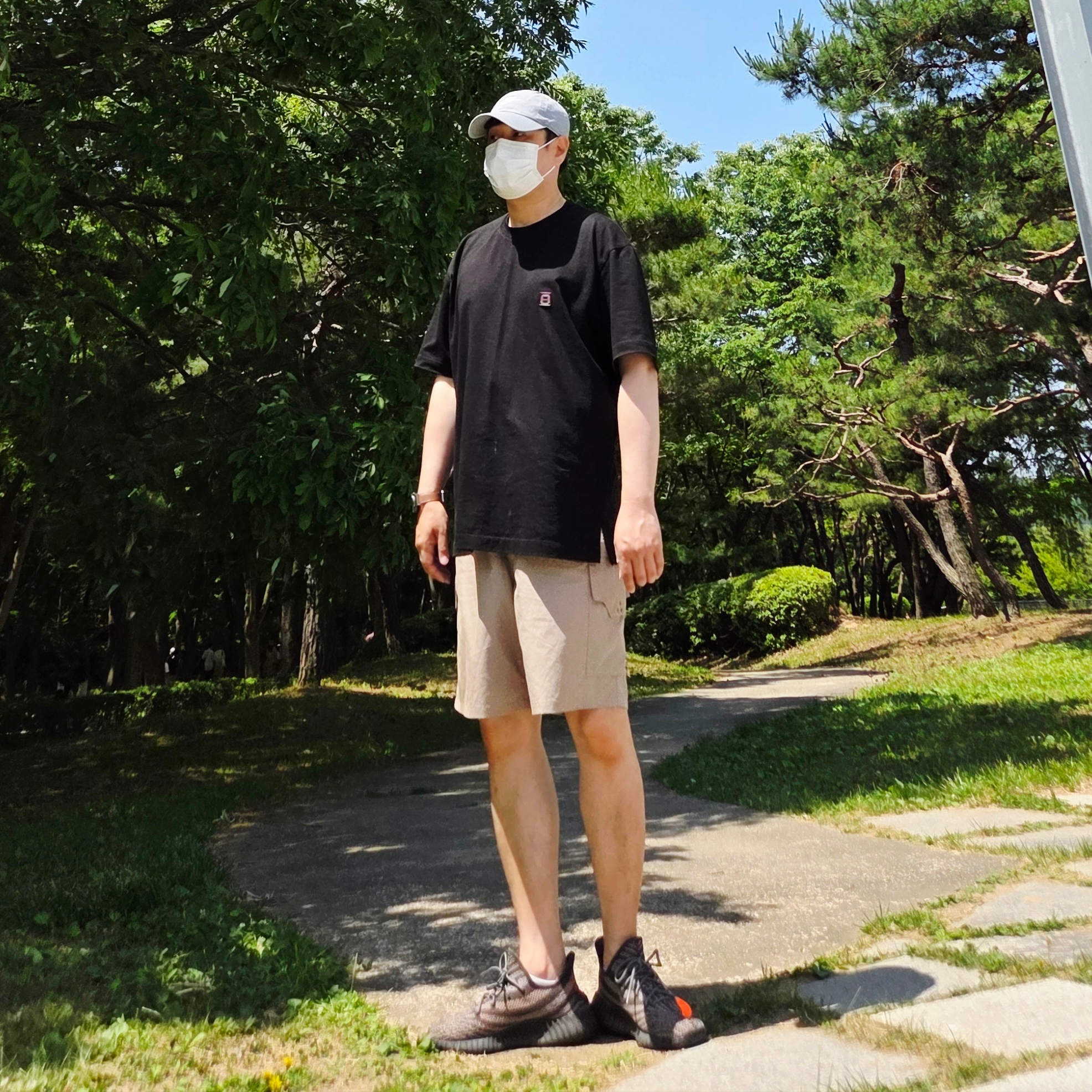 Adidas Yeezy Boost 350 V2 Carbon Beluga, Nike Heritage 86 Futura Washed Cap Particle Grey 착용 스타일 - 2