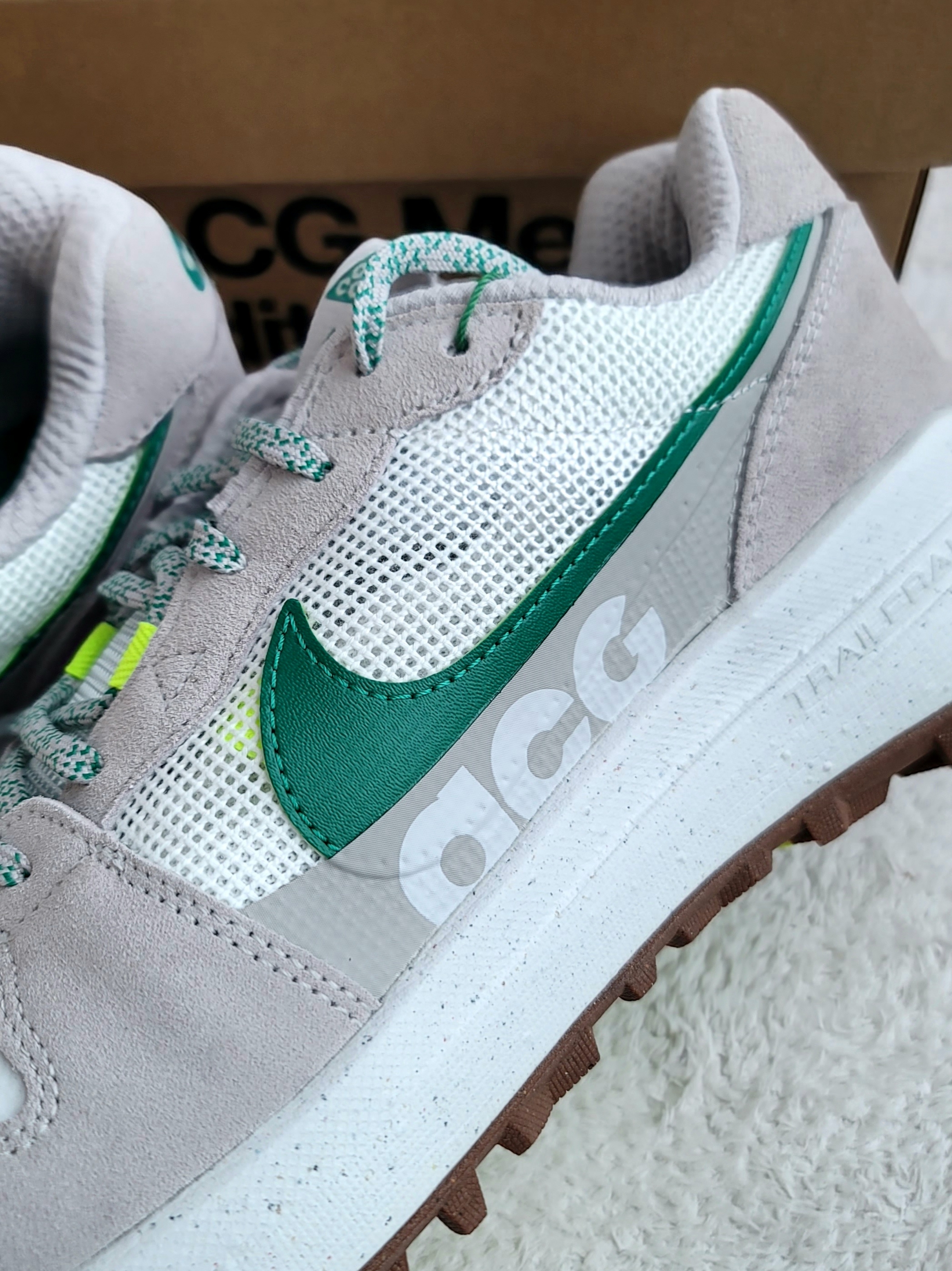 Nike ACG Lowcate Light Iron Ore 착용 스타일 - 2