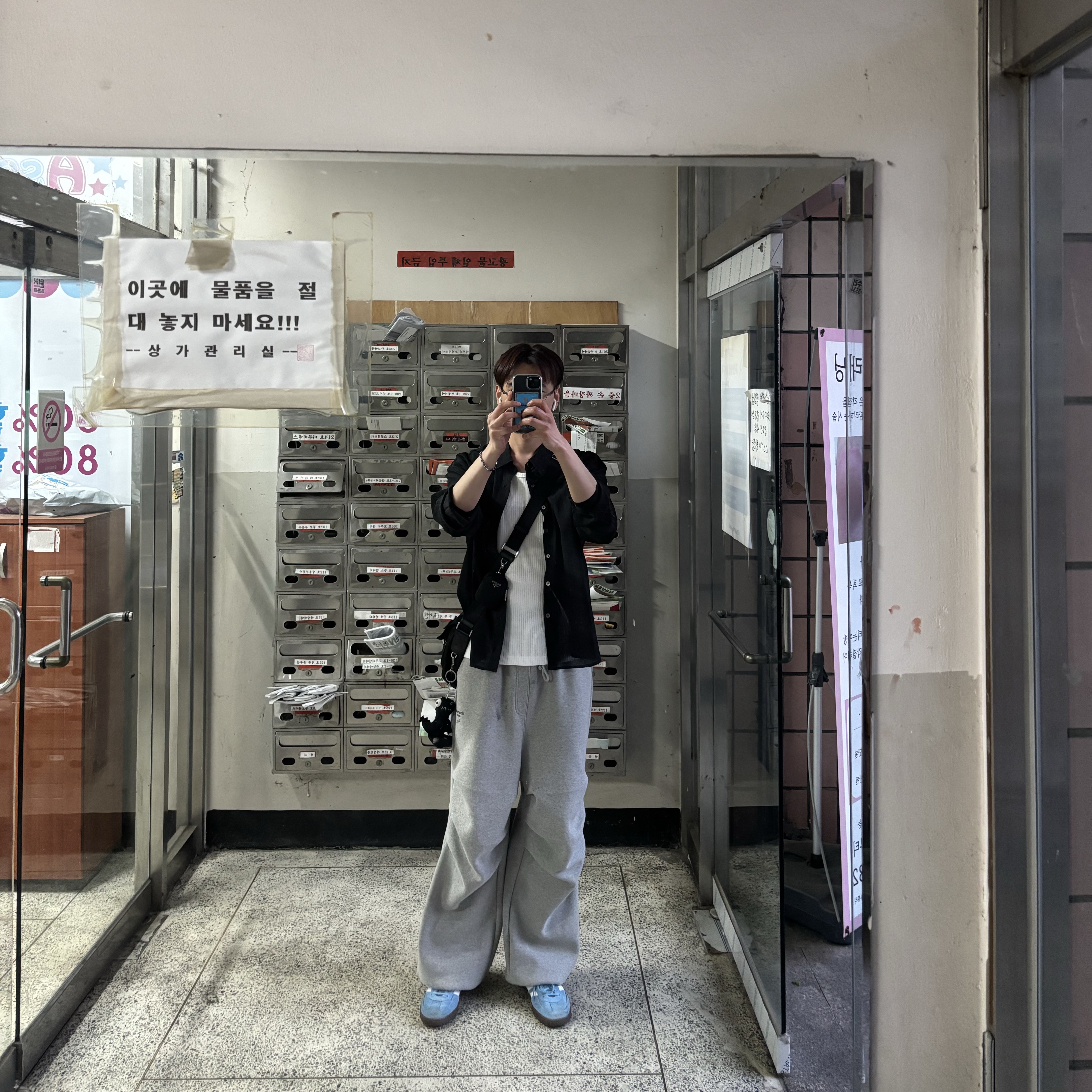 Adidas Spezial Handball Light Blue, Prada Re-Nylon Shoulder Bag Black 착용 스타일