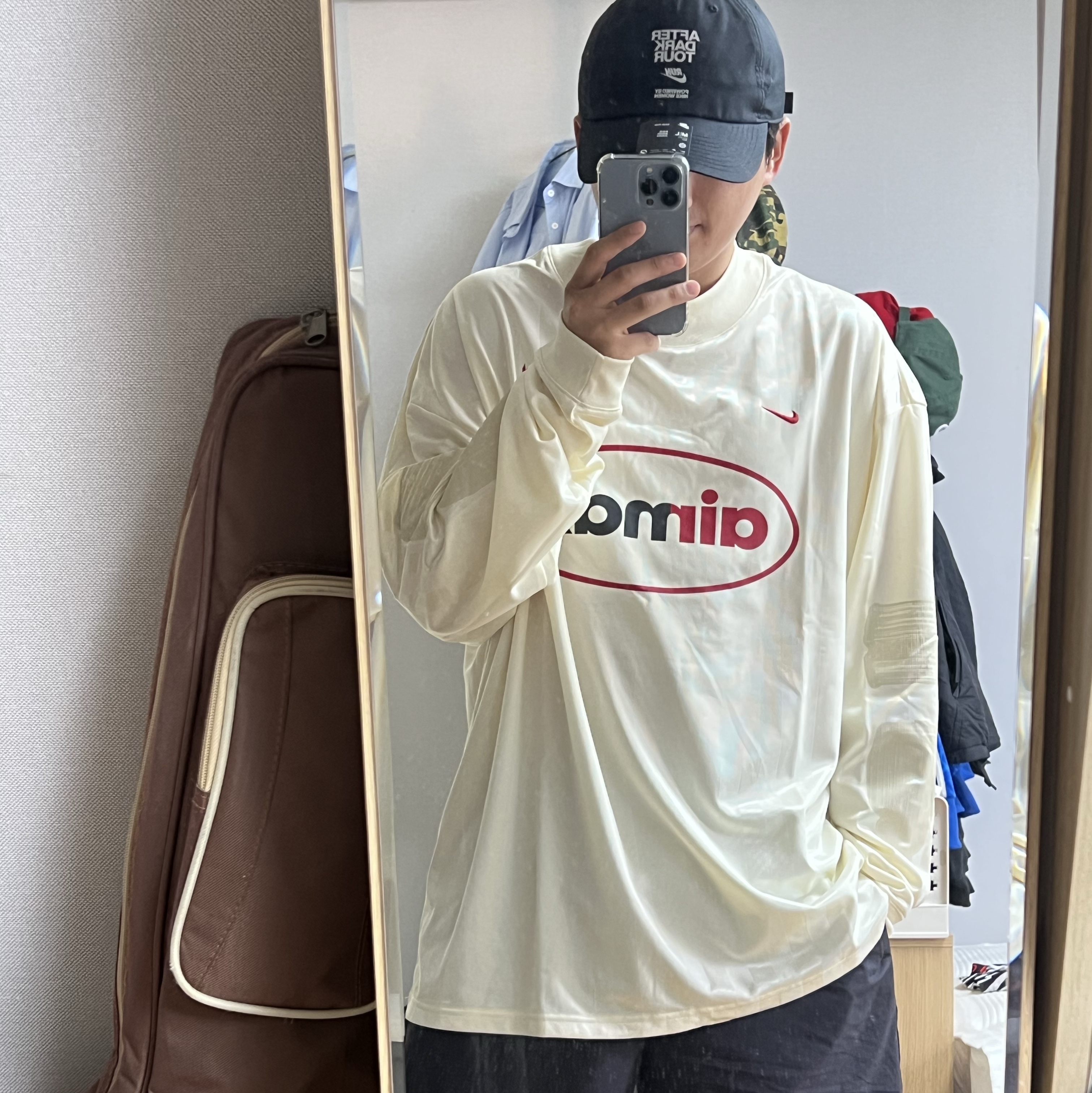 Nike Liverpool FC Culture of Football Special Edition Dri-Fit Soccer Long Sleeve Top Coconut Milk Gym Red, Nike Unstructured Dri-Fit Club Cap Black 착용 스타일 - 2