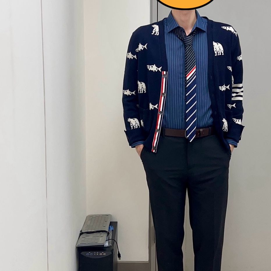 Thom Browne Merino Wool Bear and Salmon Half Drop Intarsia 4-Bar Stripe Relaxed Fit V-Neck Cardigan Navy, Thom Browne Plain Weave 4-Bar Tie Medium Grey 착용 스타일 - 3