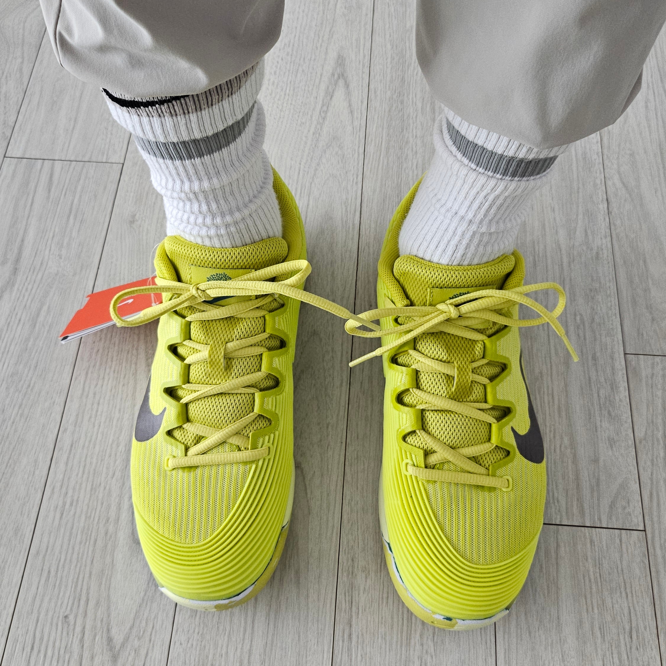 Nike Vapor 12 Premium Hard Court Tennis High Voltage Luminous Green 착용 스타일