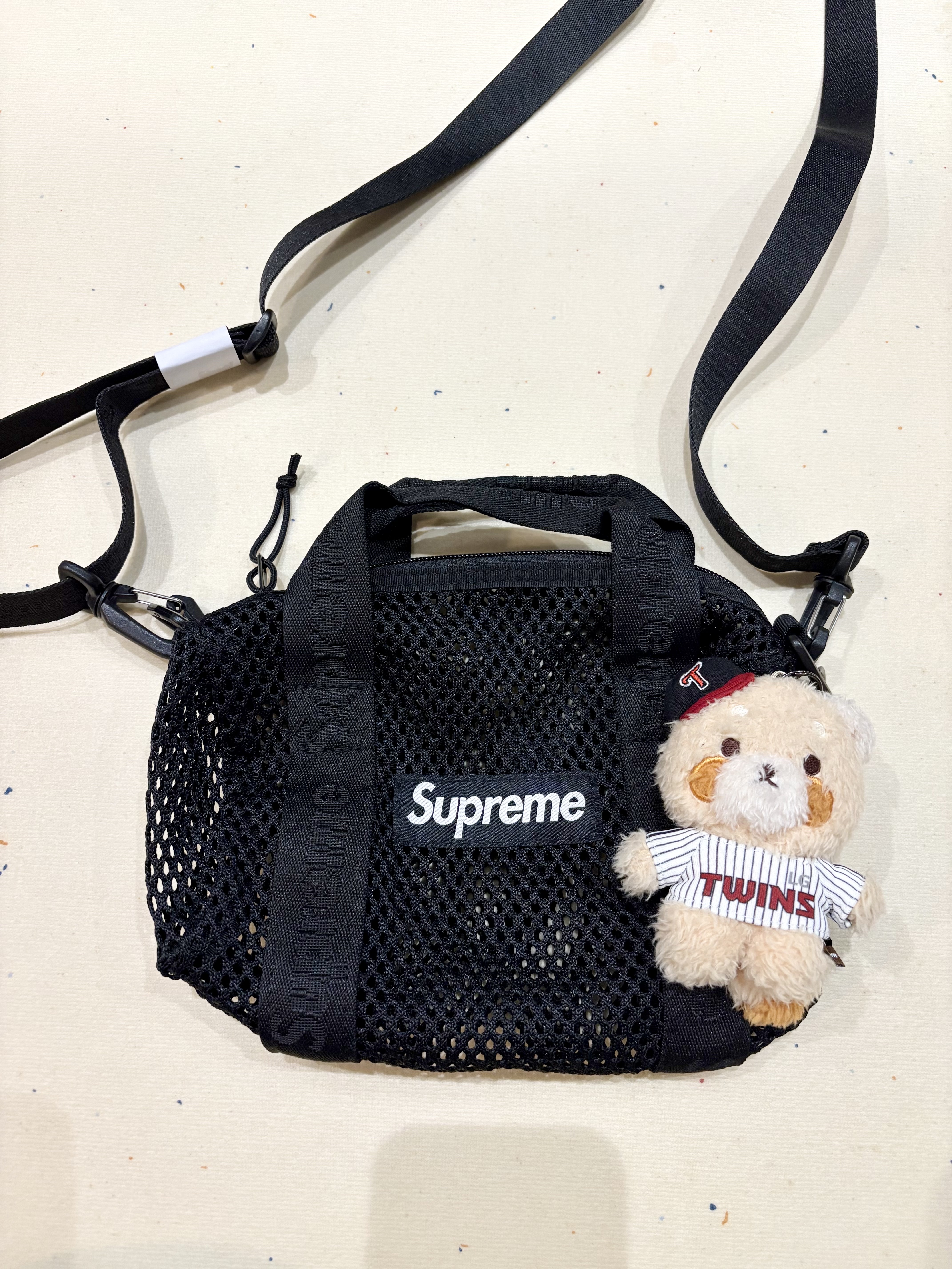Supreme Mesh Mini Duffle Bag Black - 25SS, Lessey & Friends x KBO The Strongest Lessey Stuffed Toy Keyring LG Twins 착용 스타일 - 1