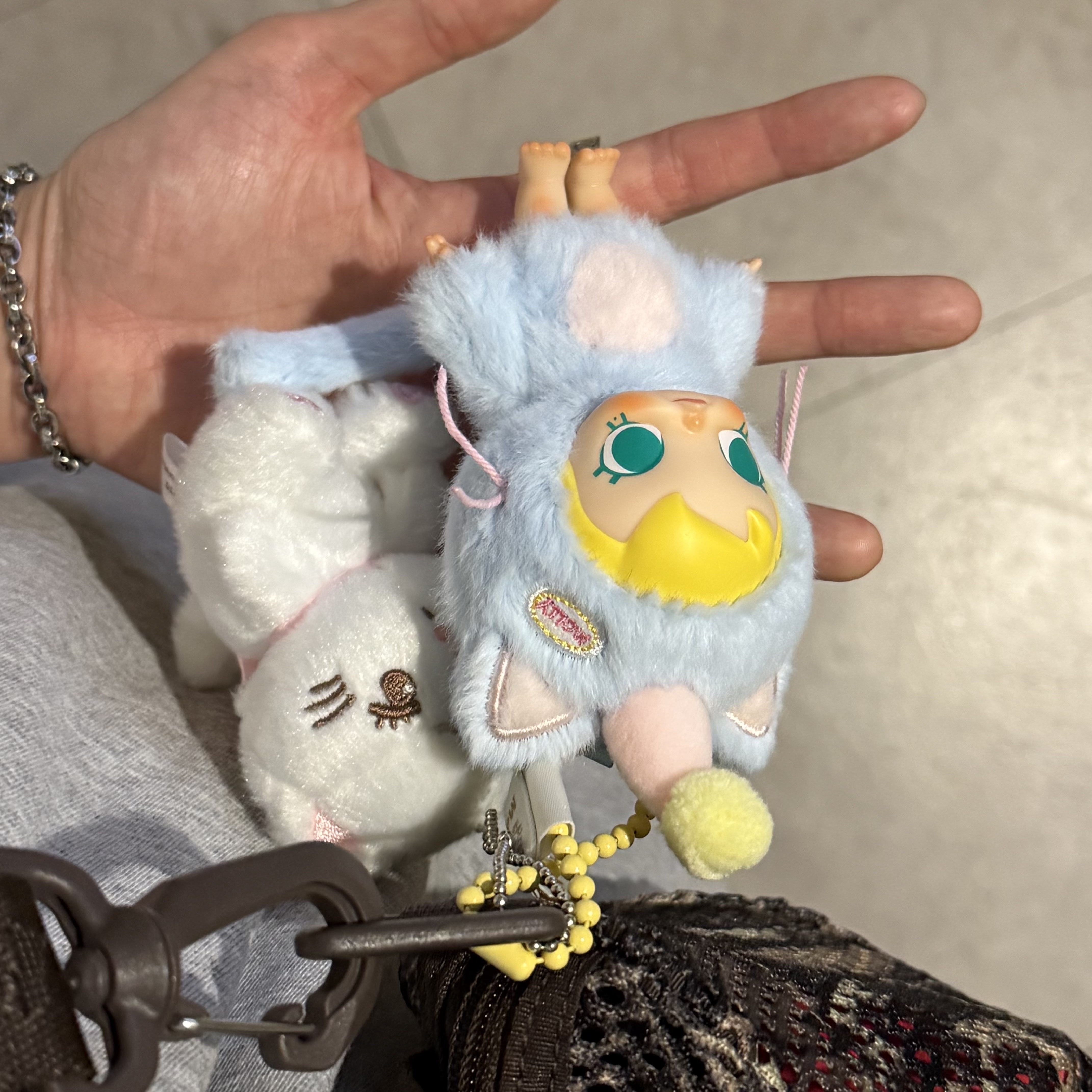 Pop Mart Baby Molly Pocket Friends Series Vinyl Plush Pendant (6 Blind Boxes), Pop Mart Baby Molly Pocket Friends Series Vinyl Plush Pendant (1 Blind Box) 착용 스타일