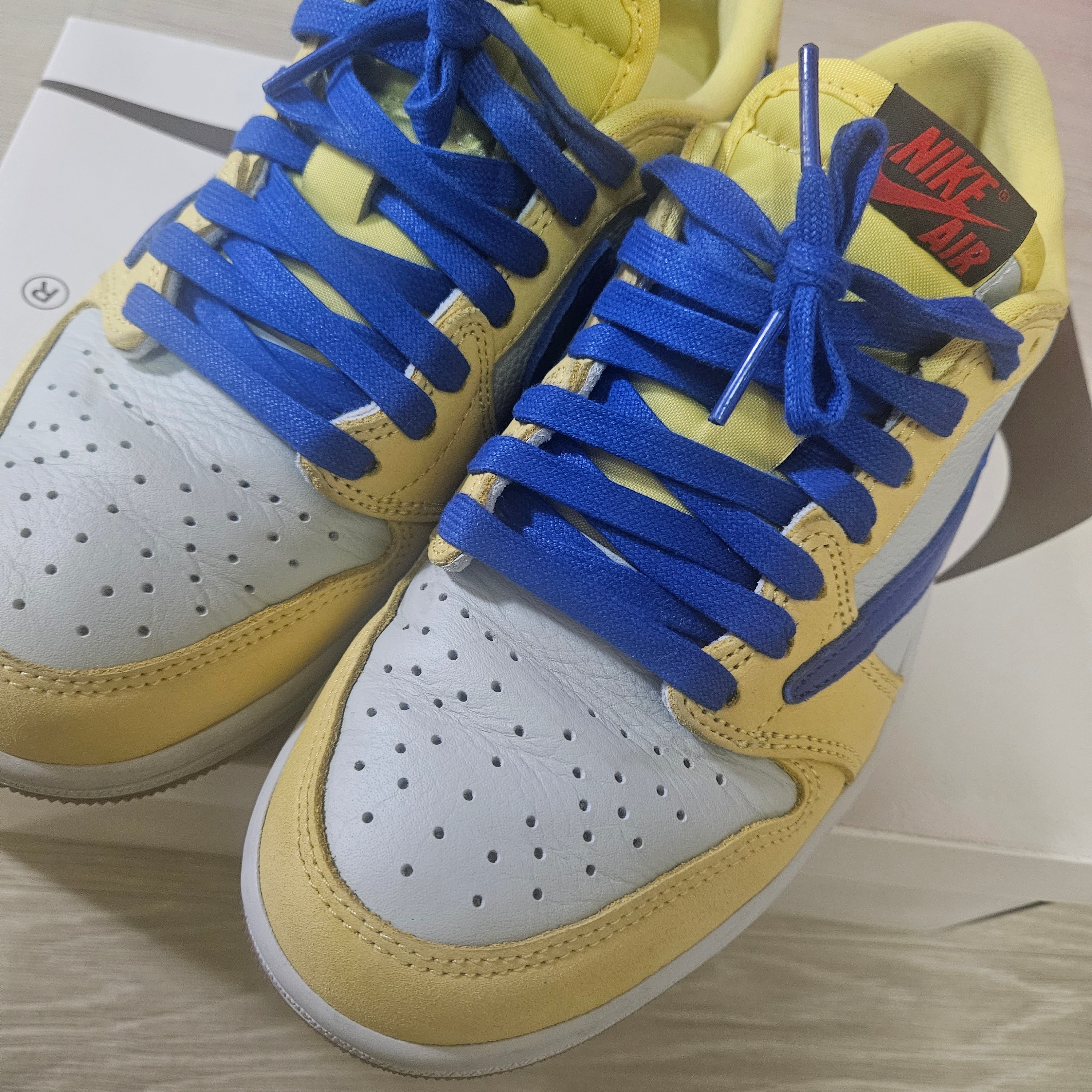 (W) Jordan 1 x Travis Scott Retro Low OG SP Canary 착용 스타일 - 1