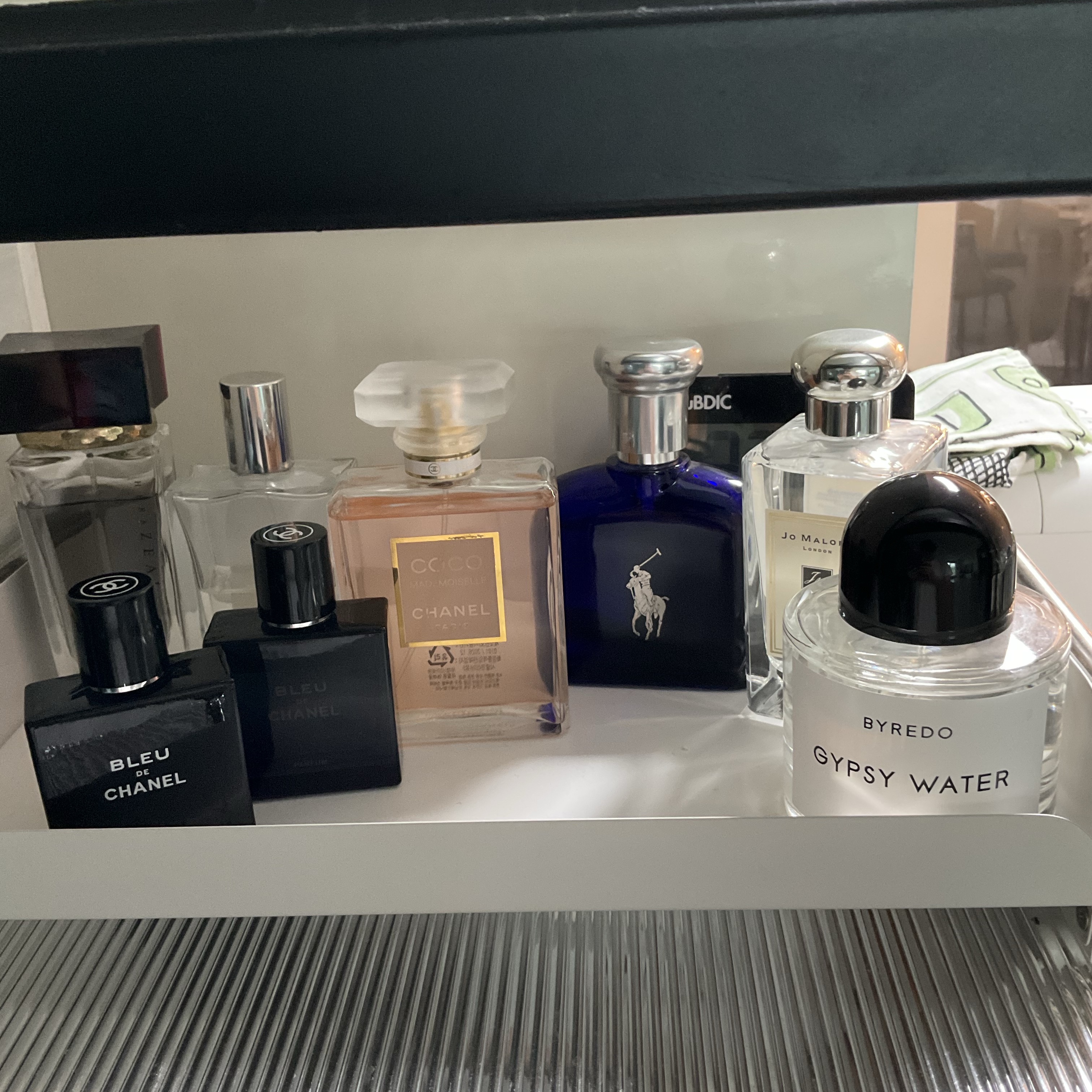 Chanel Bleu De Chanel Eau De Parfum 100ml, Byredo Gypsy Water Eau De Parfum 100ml 착용 스타일