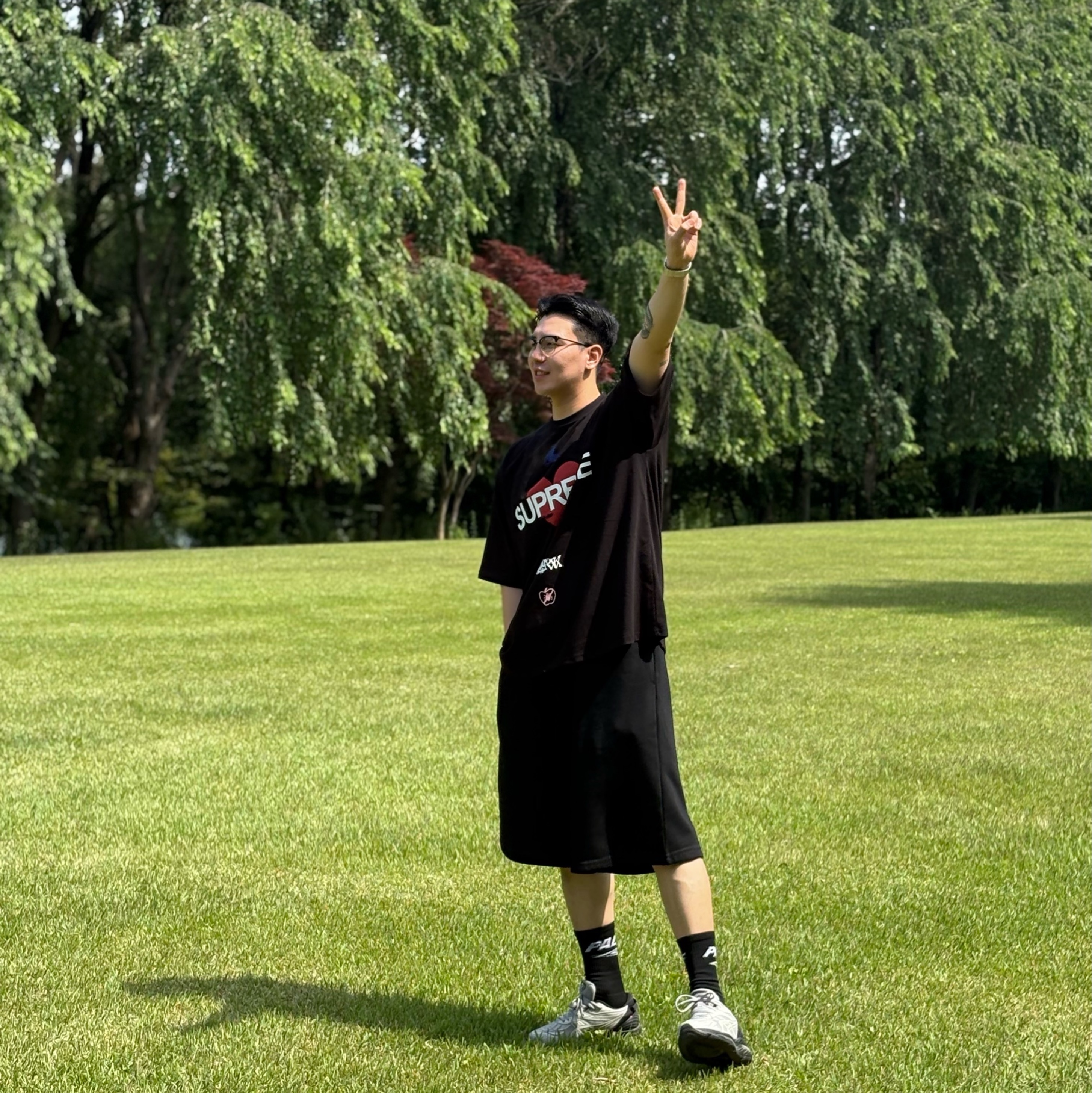 Supreme Announcing T-Shirt Black - 25SS, Asics x C.P. Company Gel-Quantum 360 VIII Cement Grey 착용 스타일 - 2