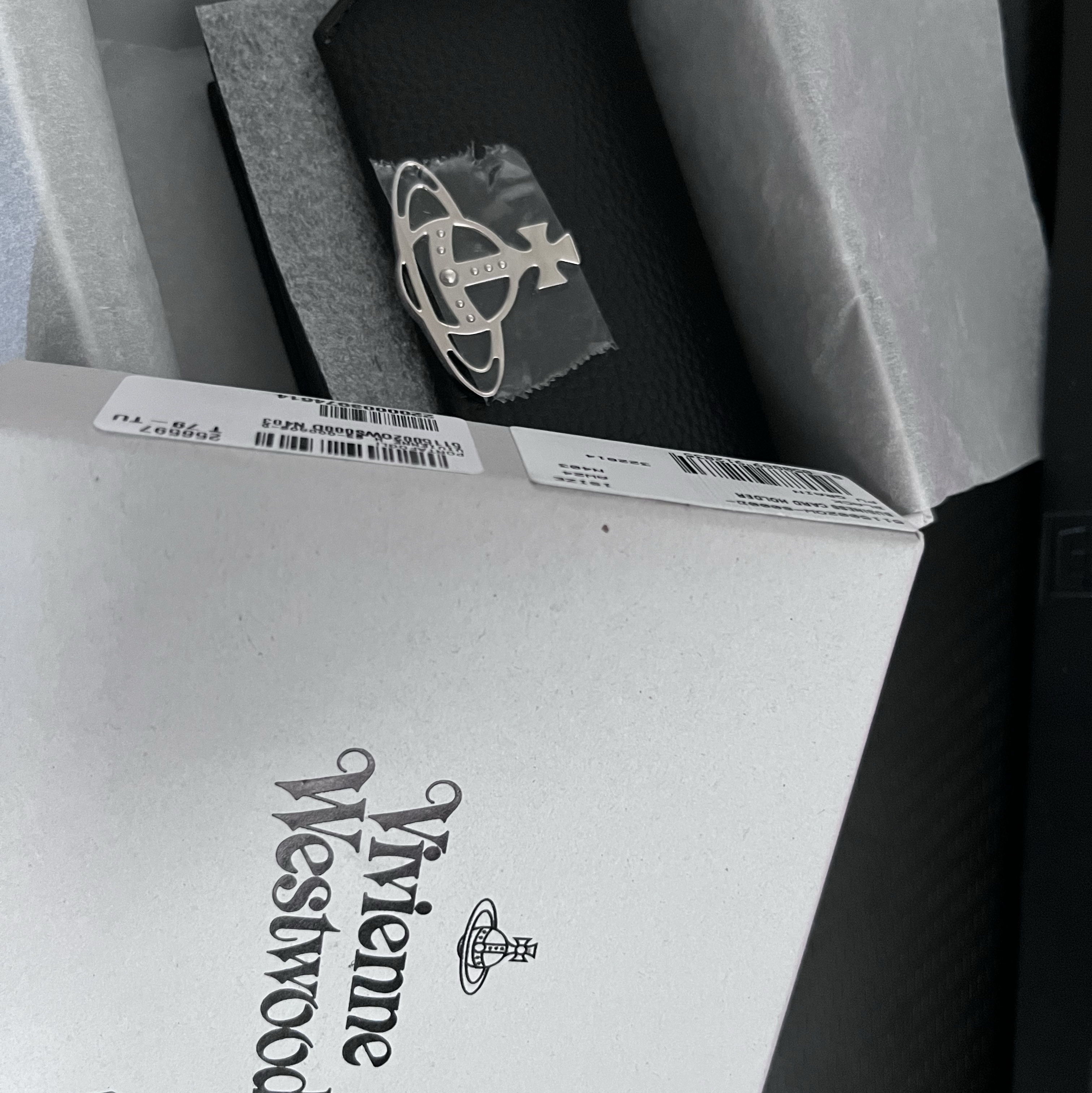 Vivienne Westwood Orb Plaque Folded Wallet Black 착용 스타일