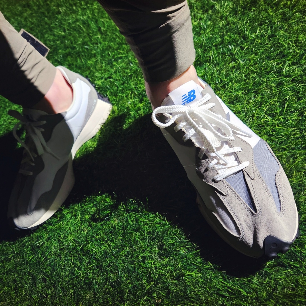 New Balance 327 Grey 착용 스타일 - 4