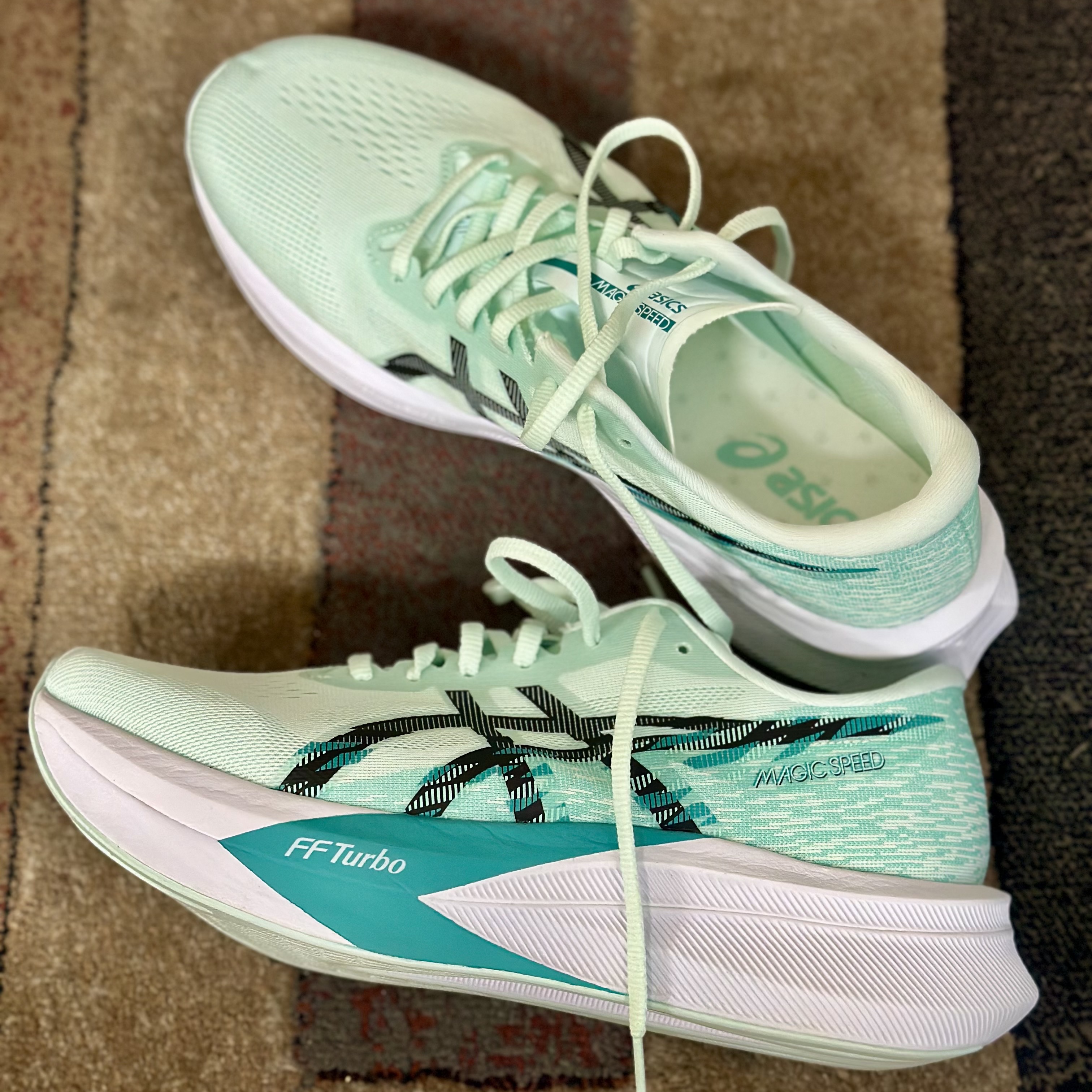 Asics Magic Speed 4 Soothing Sea Black - 2E Wide 착용 스타일 - 1
