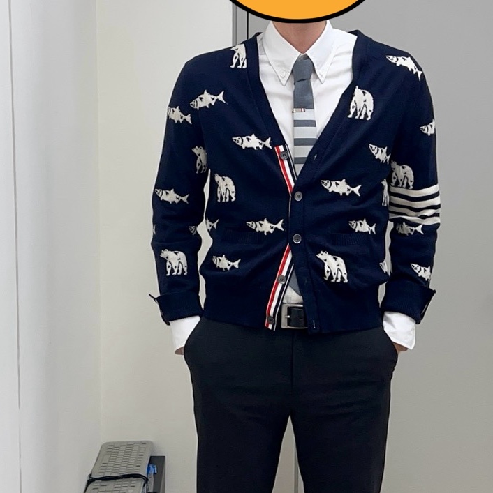 Thom Browne Merino Wool Bear and Salmon Half Drop Intarsia 4-Bar Stripe Relaxed Fit V-Neck Cardigan Navy, Thom Browne Plain Weave 4-Bar Tie Medium Grey 착용 스타일 - 1