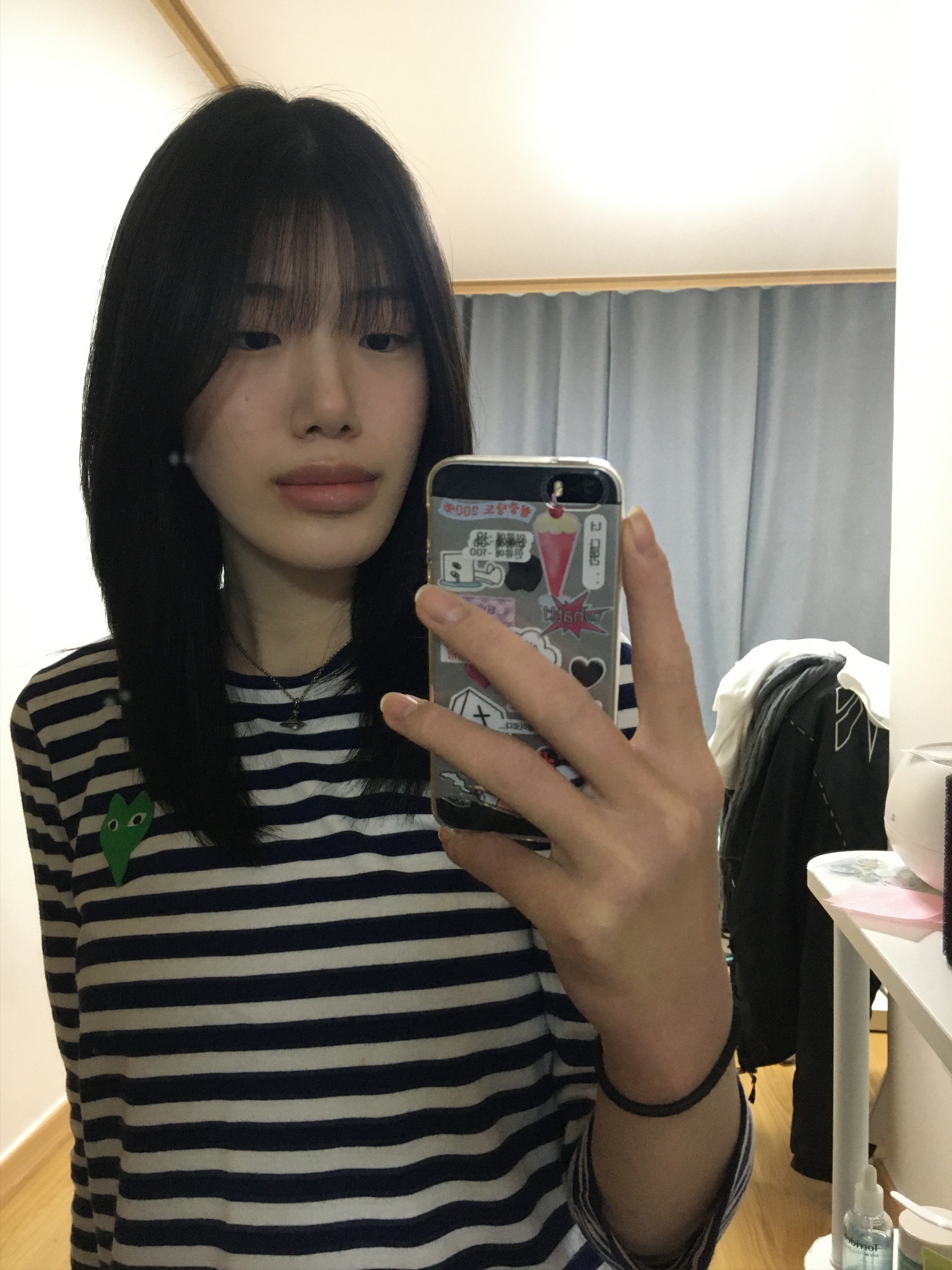 (W) Play Comme des Garcons Big Green Heart Striped LS T-Shirt Navy White 착용 스타일 - 3