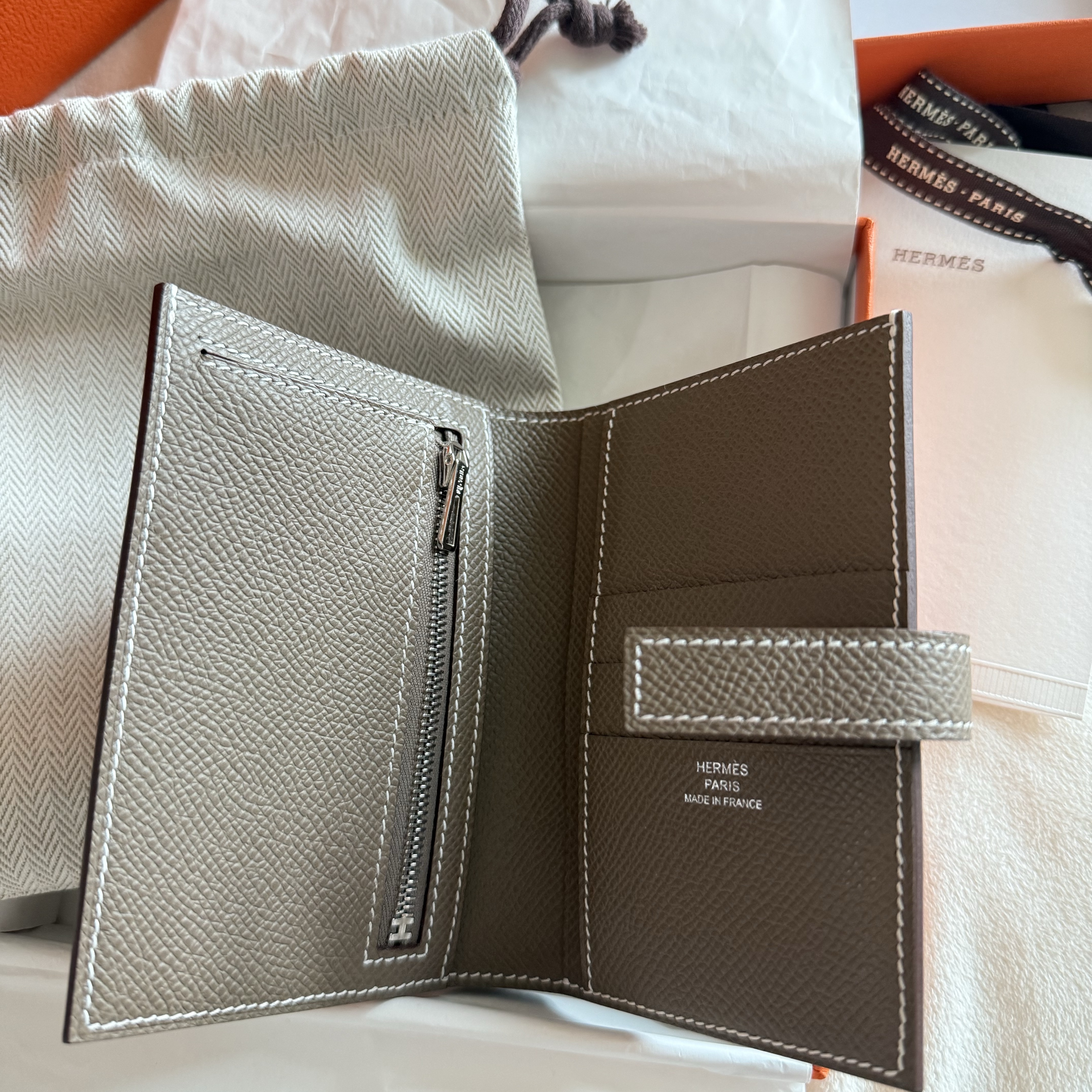 Hermes New H Passant Compact Wallet Epsom & Palladium Etoupe 착용 스타일 - 2