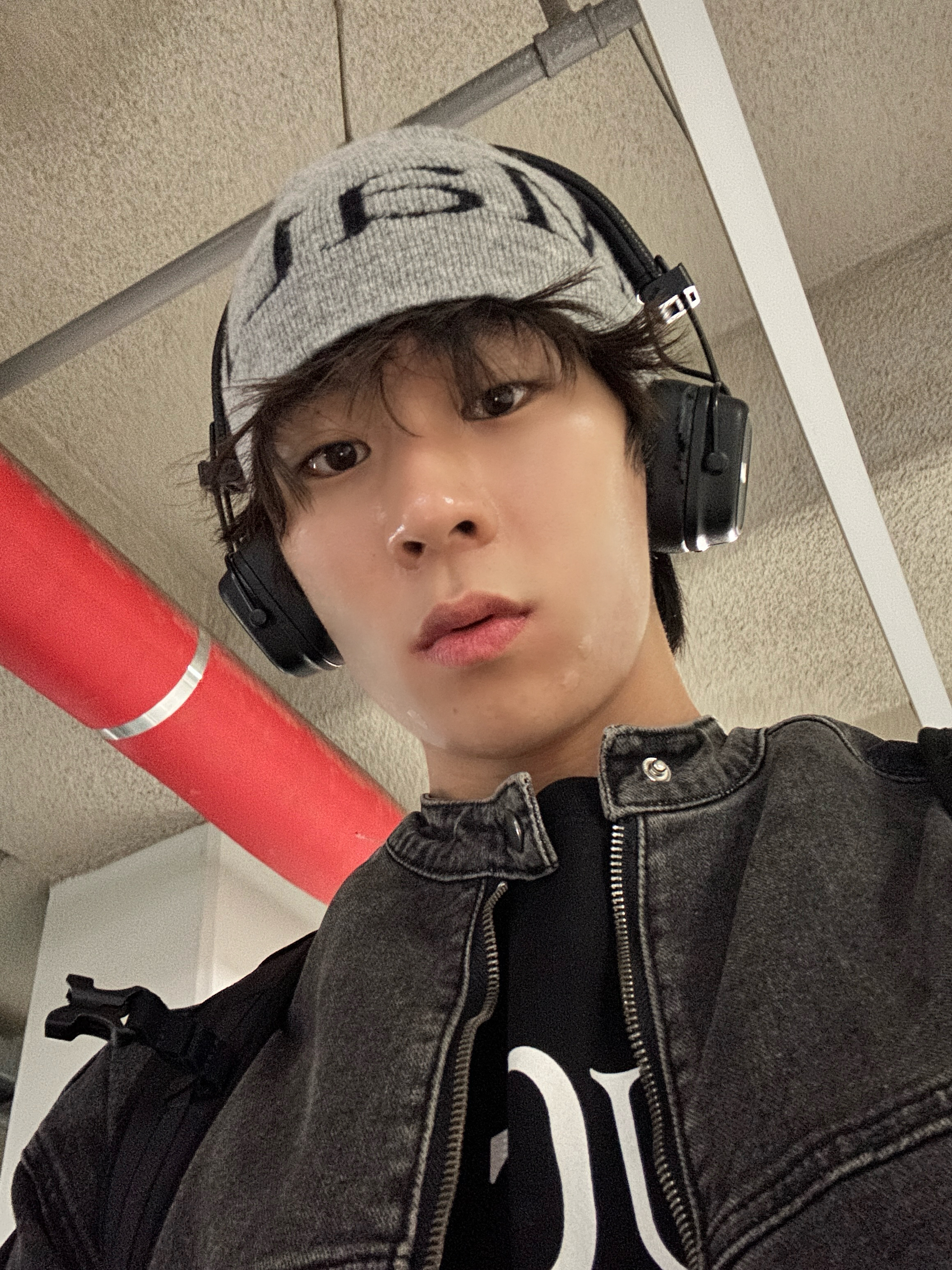 Matin Kim Logo Jacquard Short Beanie Grey 착용 스타일 - 2