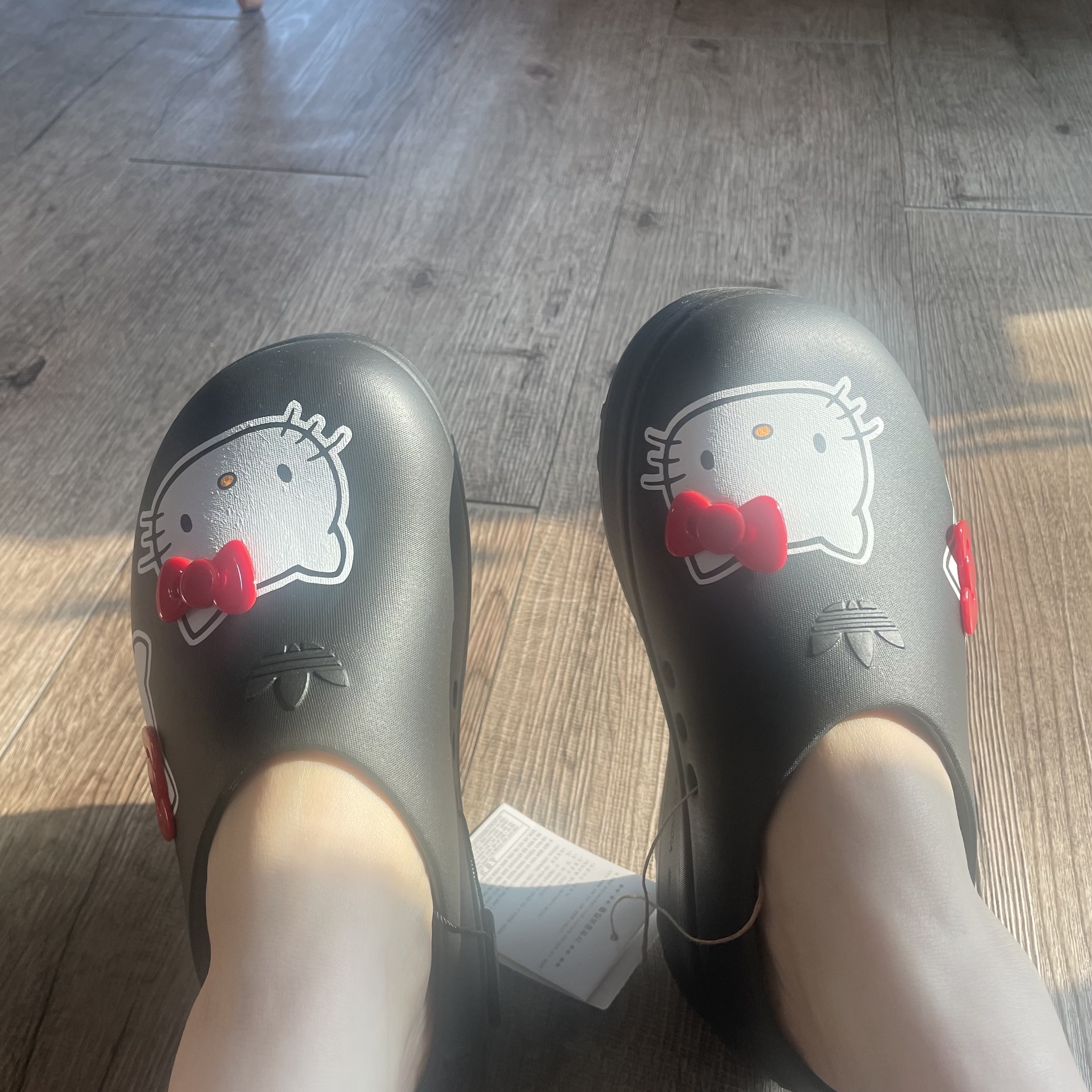 (W) Adidas x Hello Kitty Adifom Stan Smith Mules Core Black Red Cloud White 착용 스타일 - 2