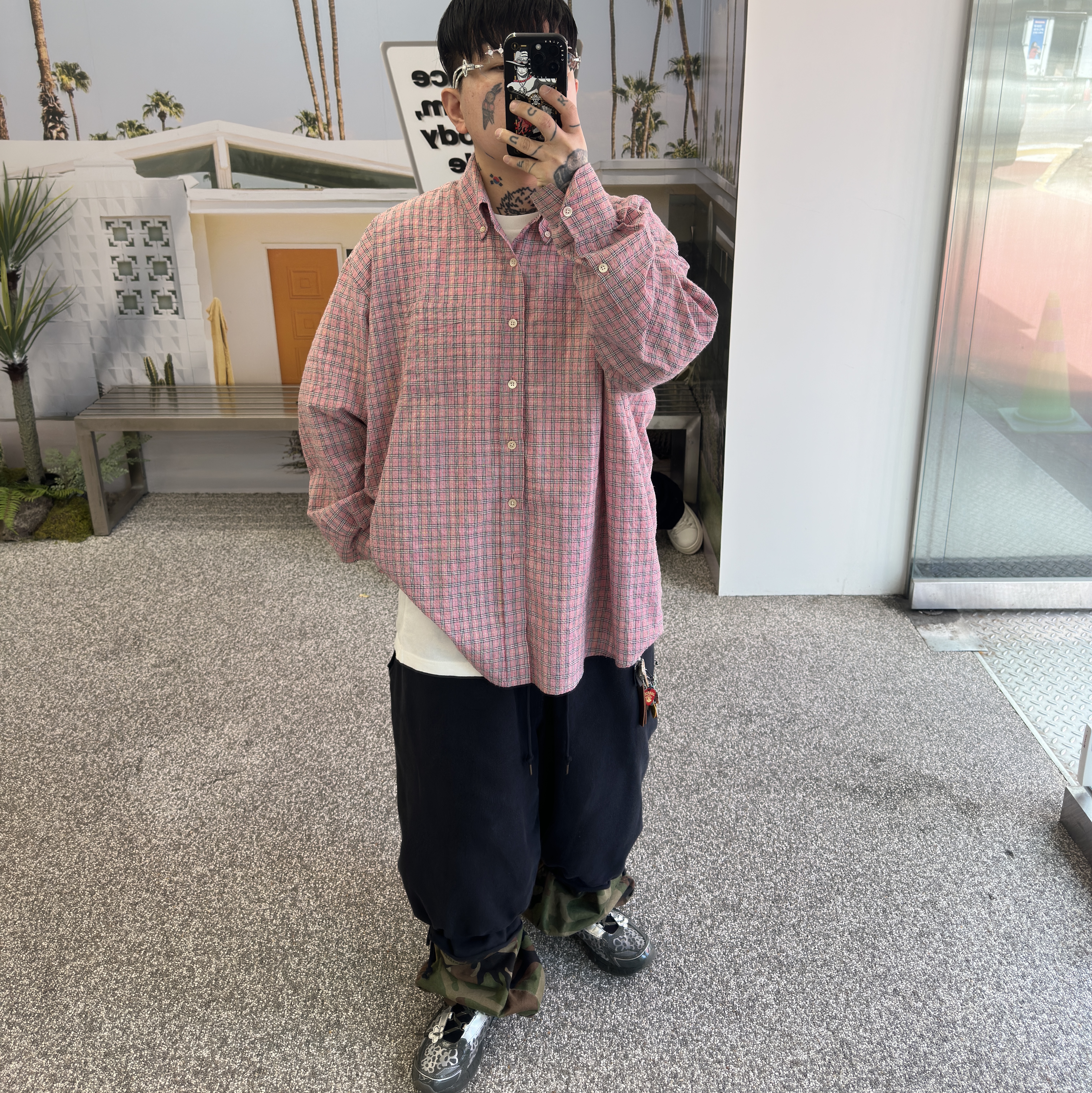 Asics x Cecilie Bahnsen Gel-Kayano 20 Olive, Zara x Andersson Bell Charm Key Pants Chain Multicolor 착용 스타일 - 2