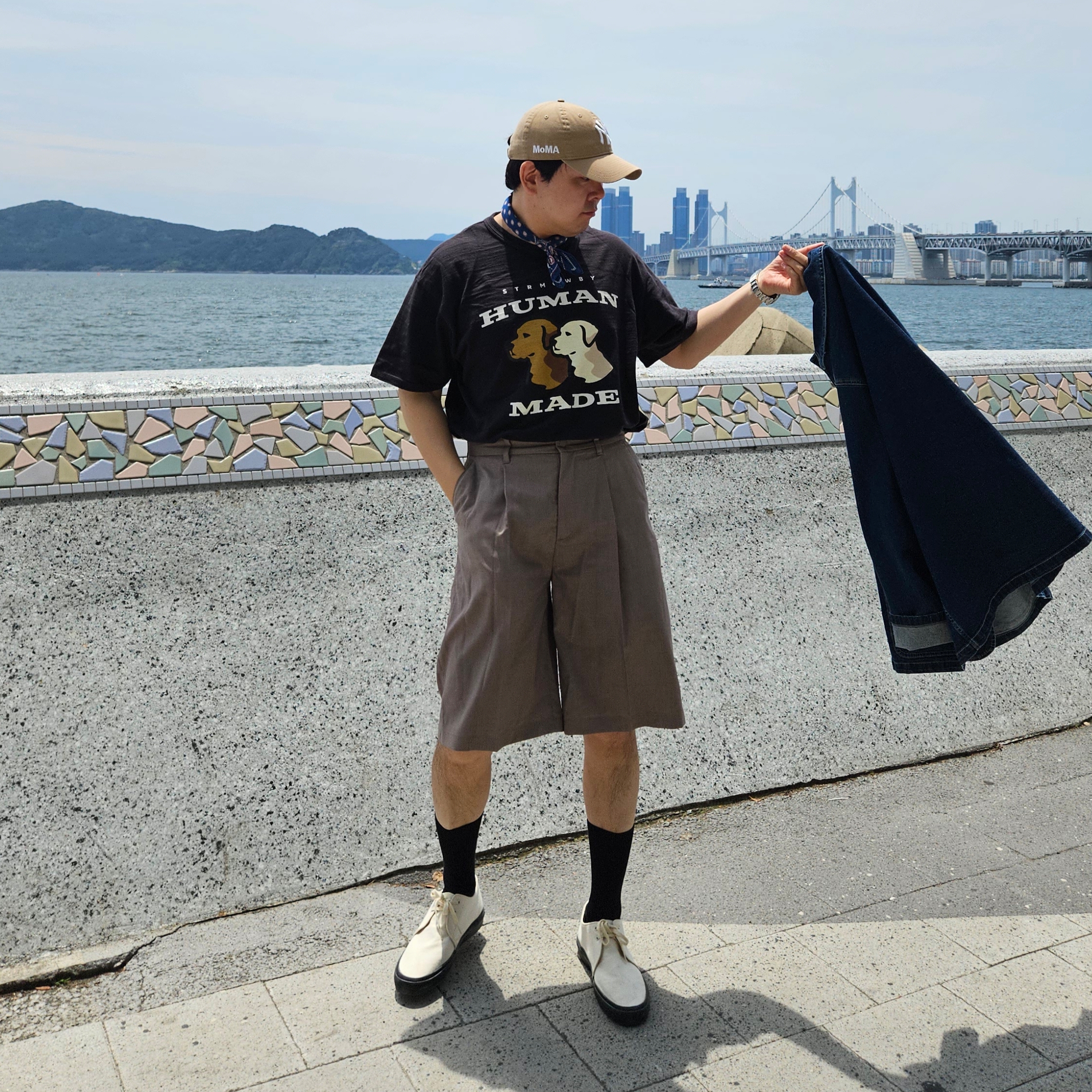 Human Made Graphic T-Shirt #12 Black, New Era x MoMA New York Yankees Cap Camel 착용 스타일 - 2