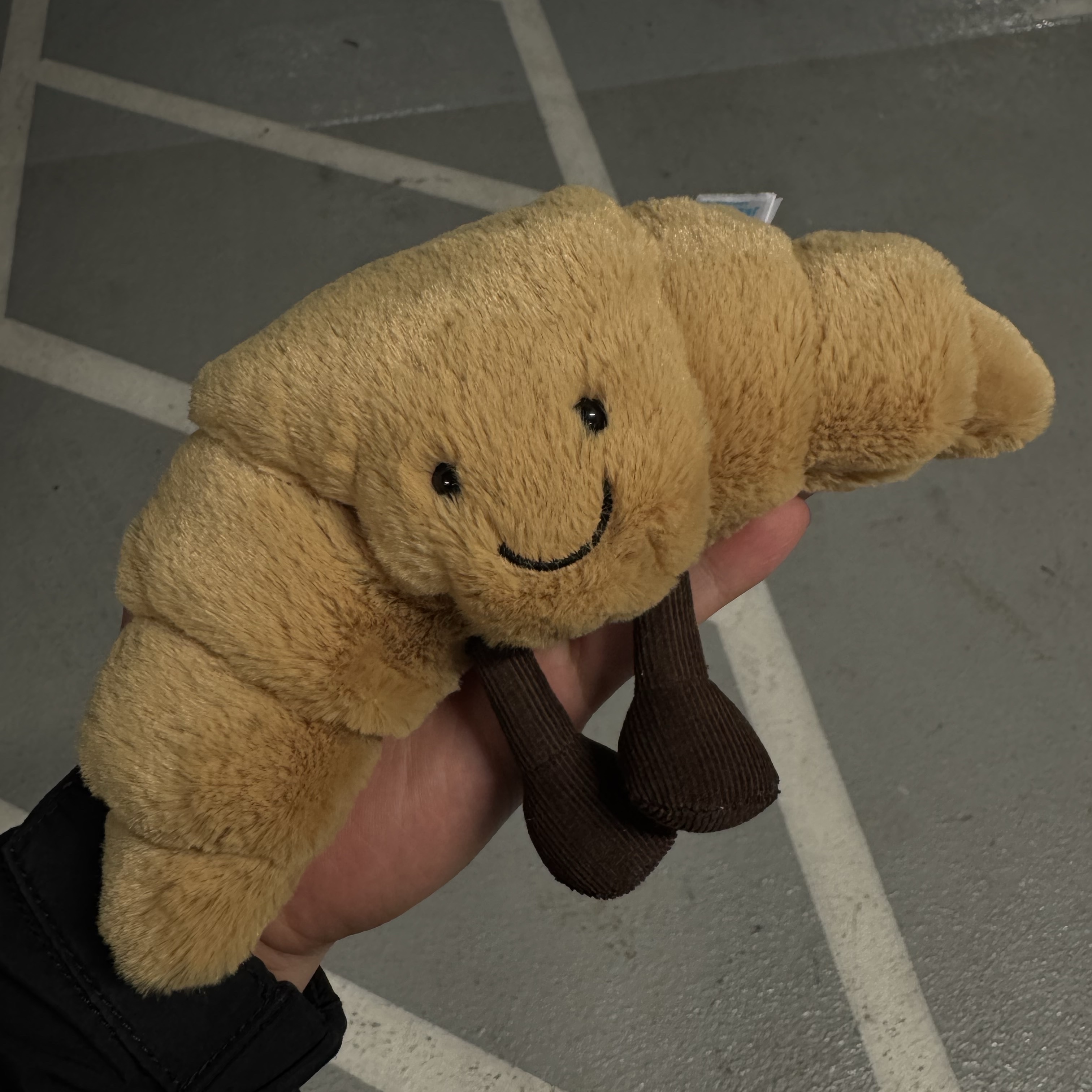 Jellycat Amuseables Croissant Brown 착용 스타일