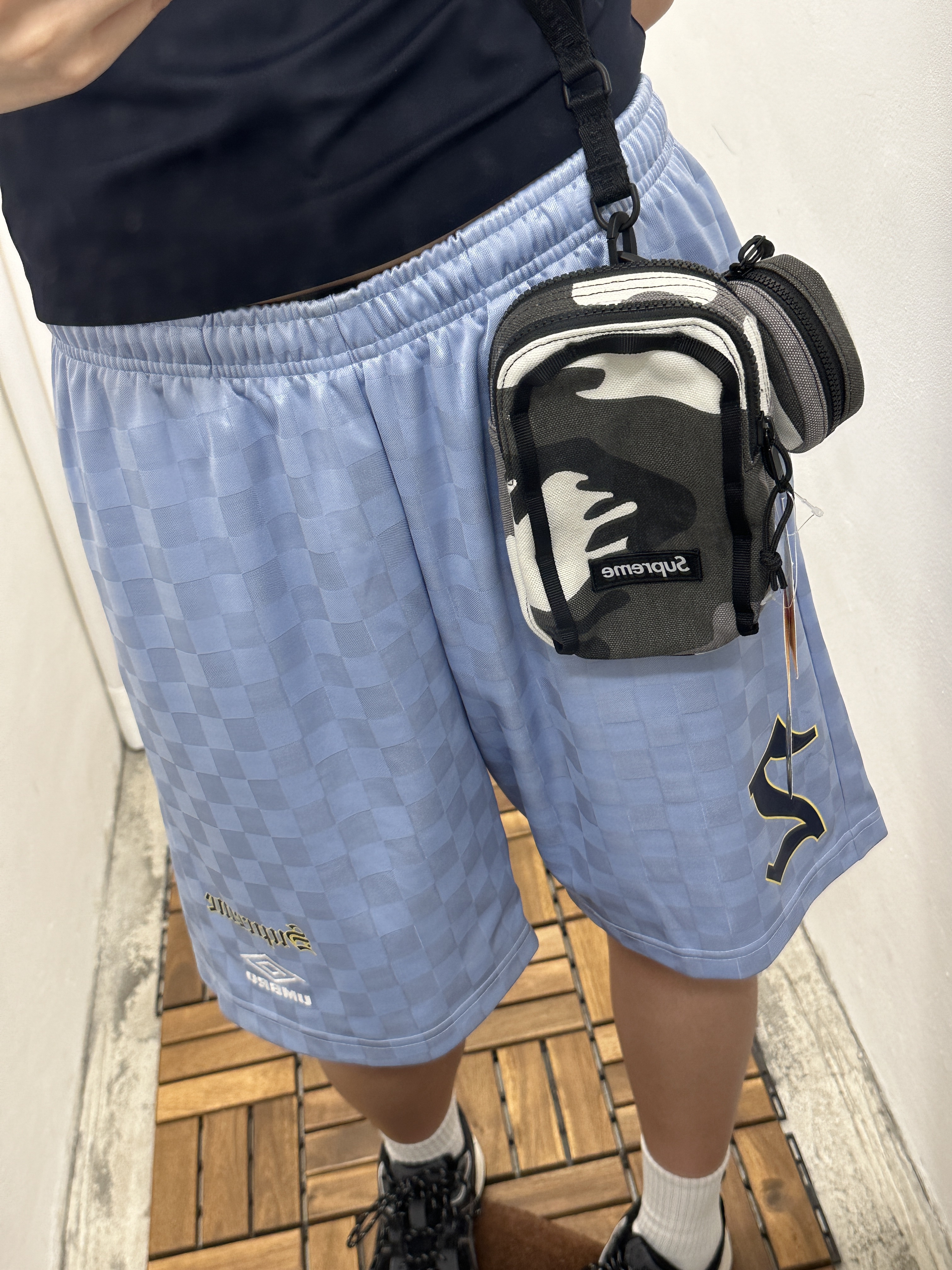 Supreme x Umbro Soccer Shorts Light Blue - 22SS, Supreme World Famous S Logo 6-Panel Light Blue - 25SS 착용 스타일 - 3