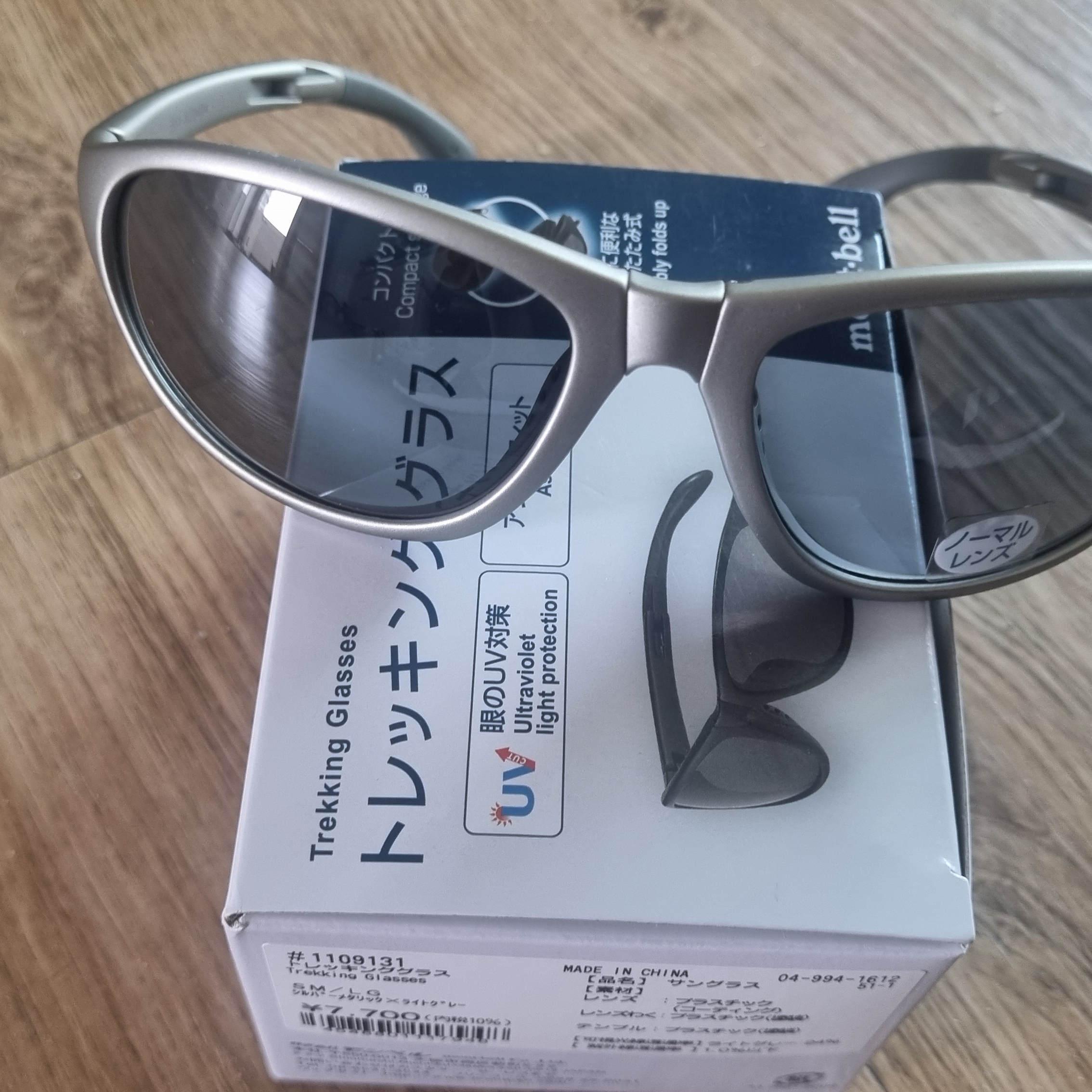 Montbell Trekking Glasses Silver Metallic Light Grey 착용 스타일