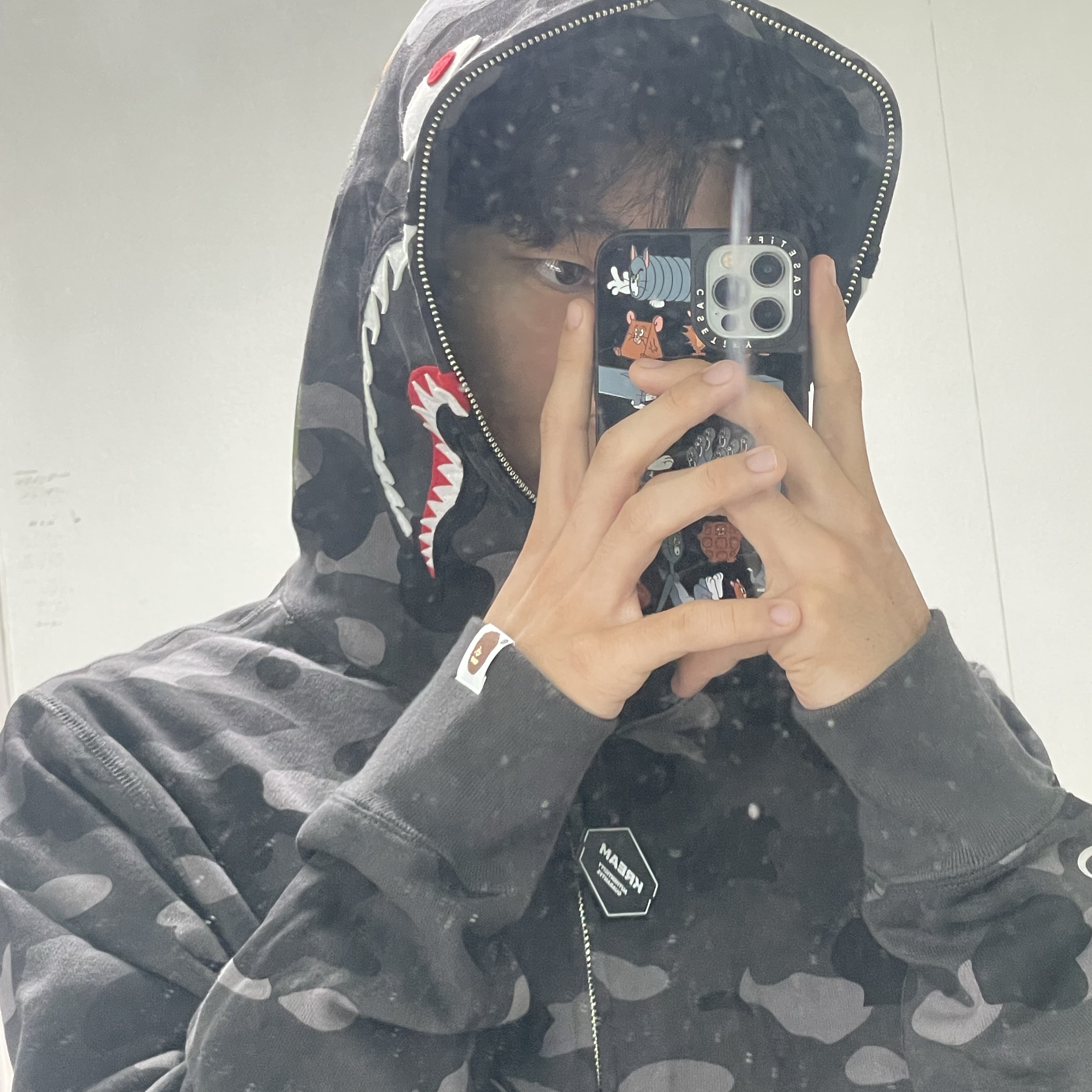BAPE Color Camo Shark Full Zip Hoodie Black 착용 스타일 - 1