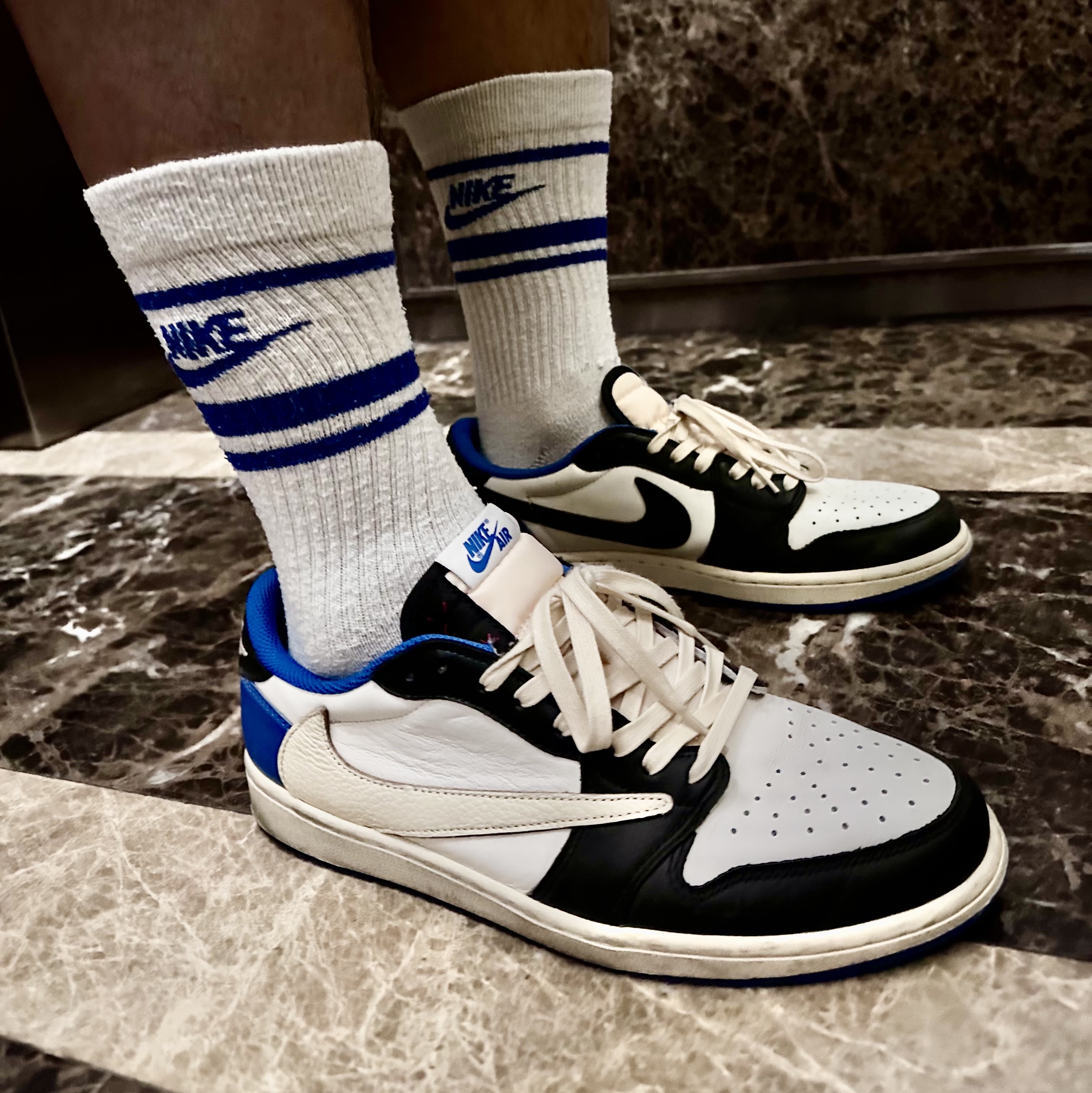 Uniqlo UT x CPFM x SpongeBob Graphic T-Shirt C White - KR, Jordan 1 x Travis Scott x Fragment Retro Low OG SP Military Blue 착용 스타일 - 2