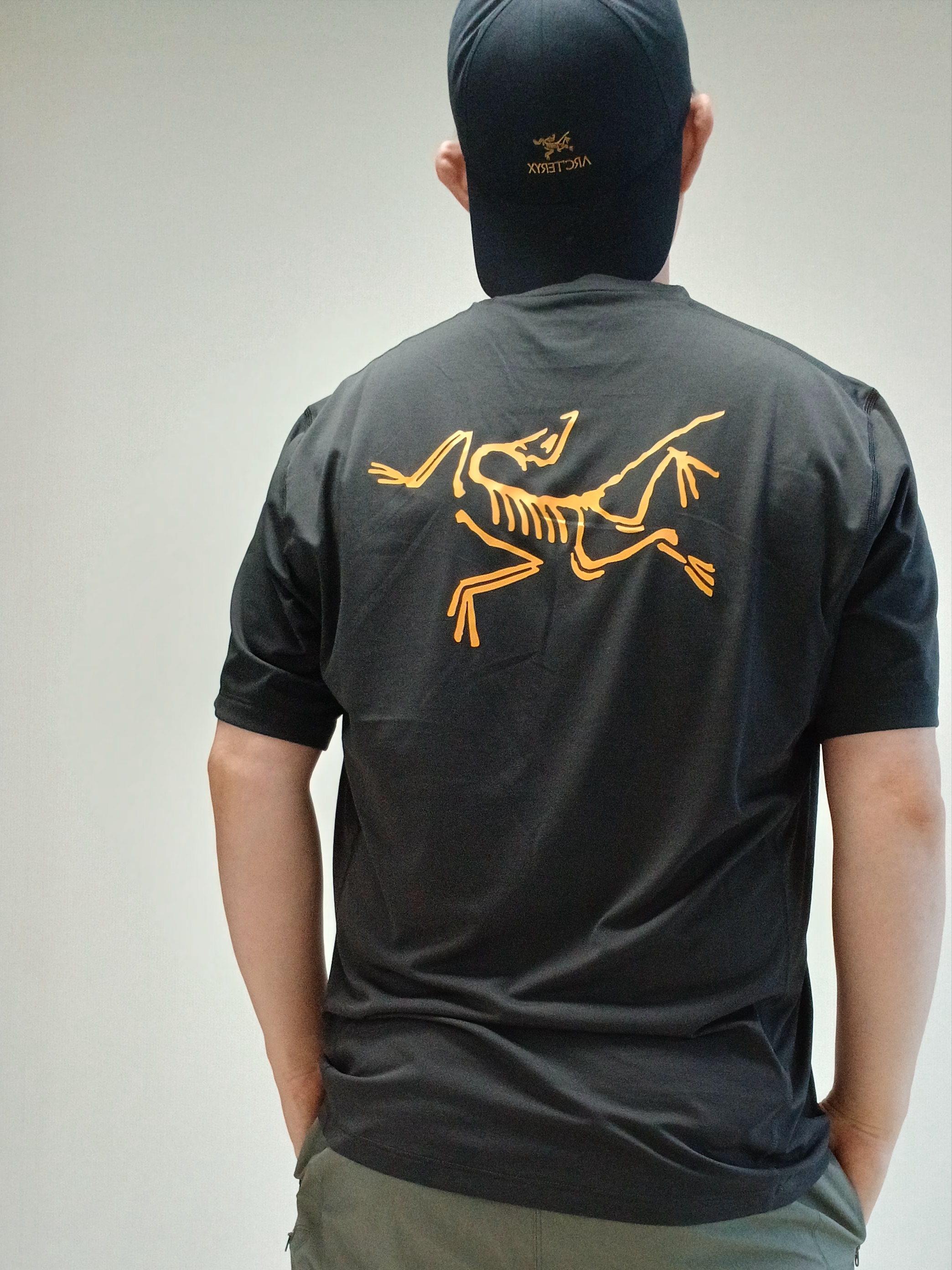 Arc'teryx Motus Arcword Crew SS T-Shirt Black Heather, Arc'teryx Small Bird Cap 24K Black 착용 스타일 - 3