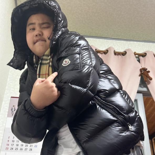 Burberry Classic Check Cashmere Muffler Archive Beige, Moncler Maya Short Down Jacket Black - 24FW 착용 스타일