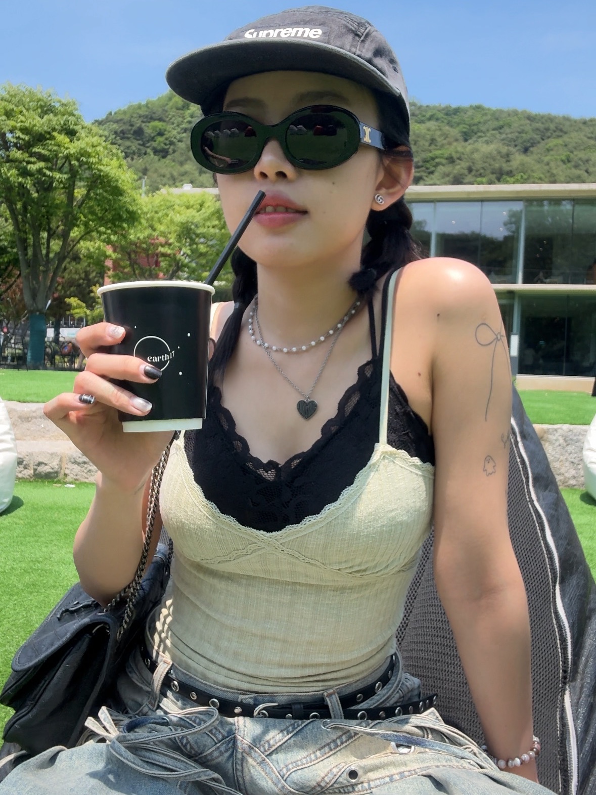 (W) Celine Triomphe 01 Sunglasses in Acetate Black, Supreme Washed Chino Twill Camp Cap Black - 25SS 착용 스타일 - 3