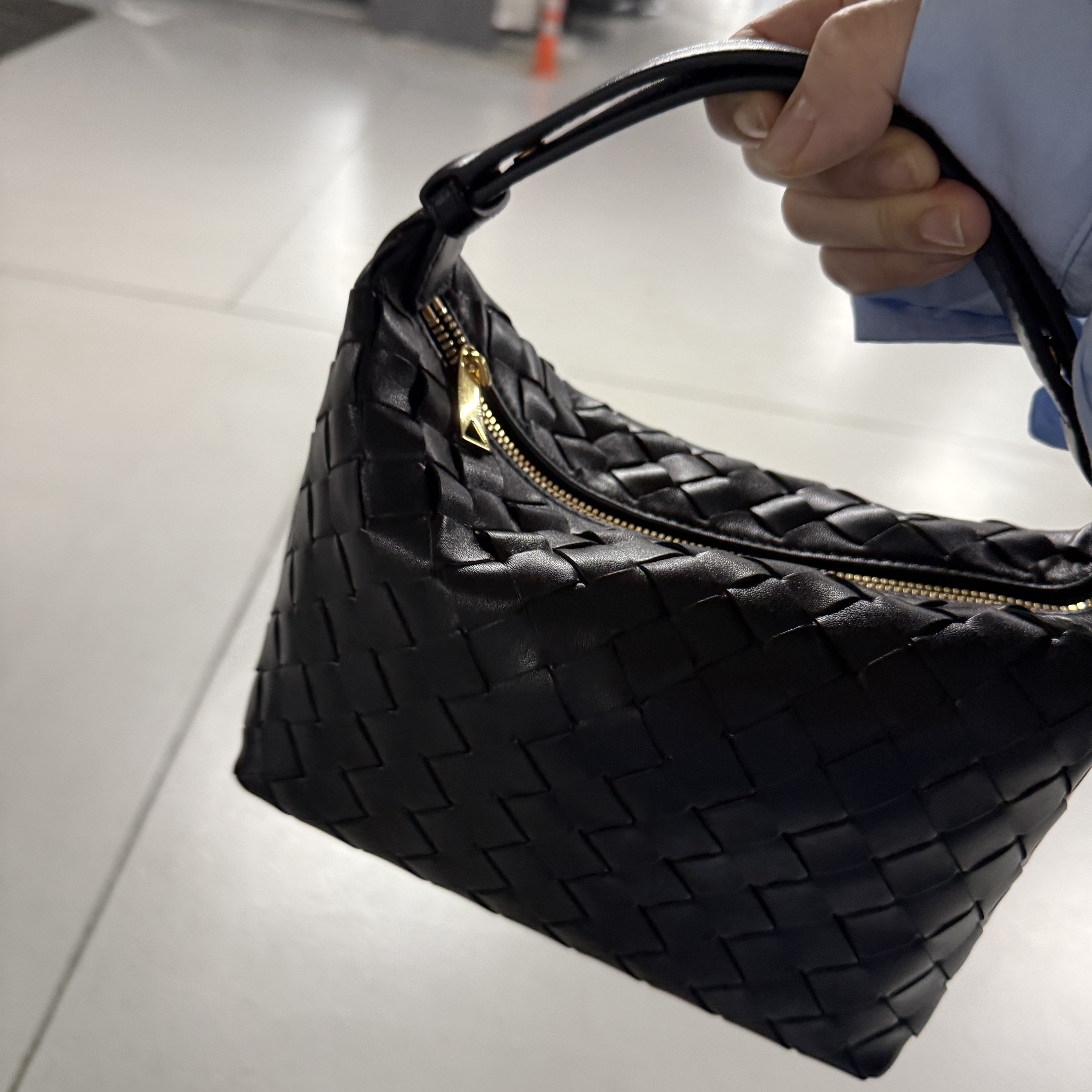 Bottega Veneta Mini Wallace Black 착용 스타일