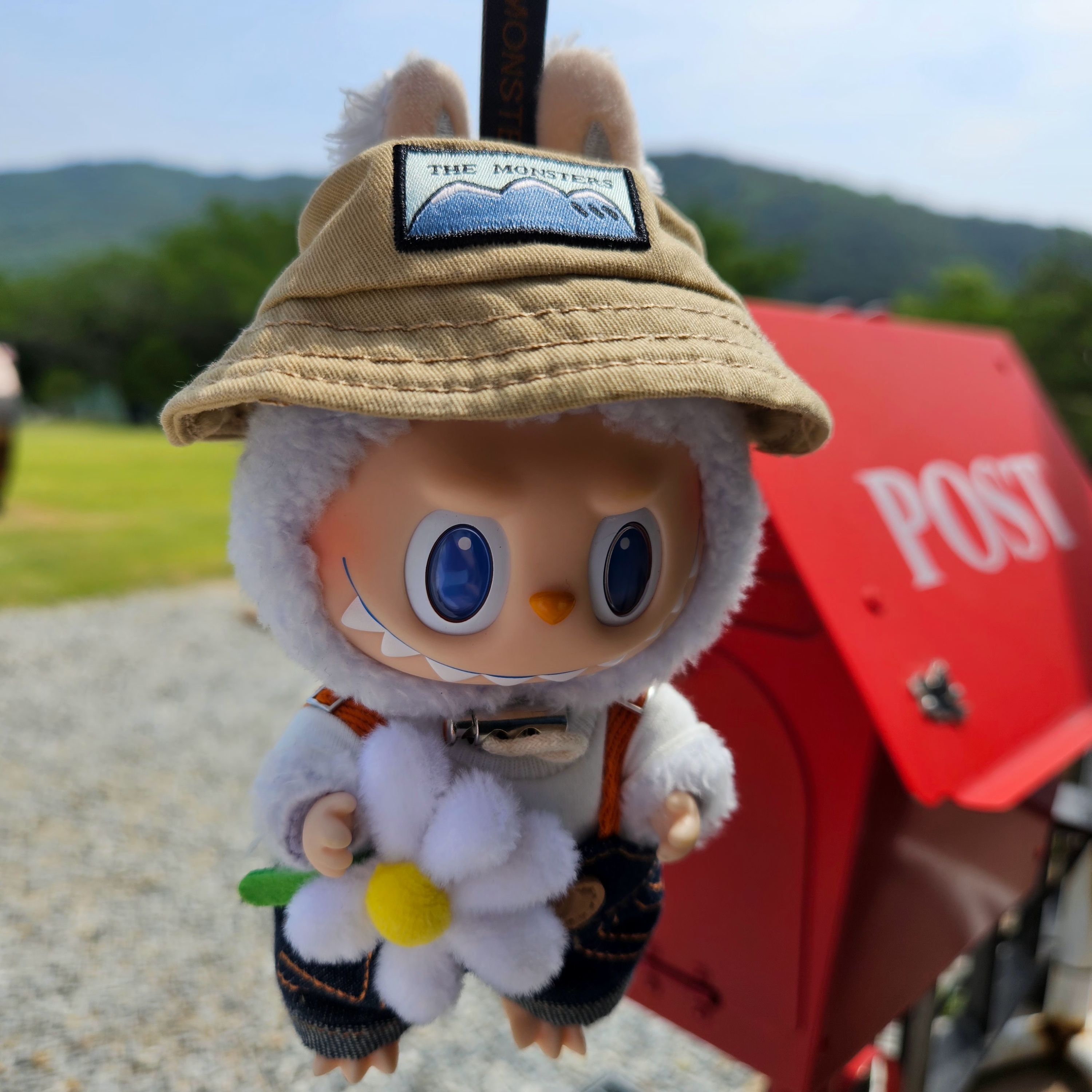 Starbucks x Lacoste Multiple Bag Ivory, Pop Mart Fall In Wild Labubu Series Toy Keyring 착용 스타일 - 2