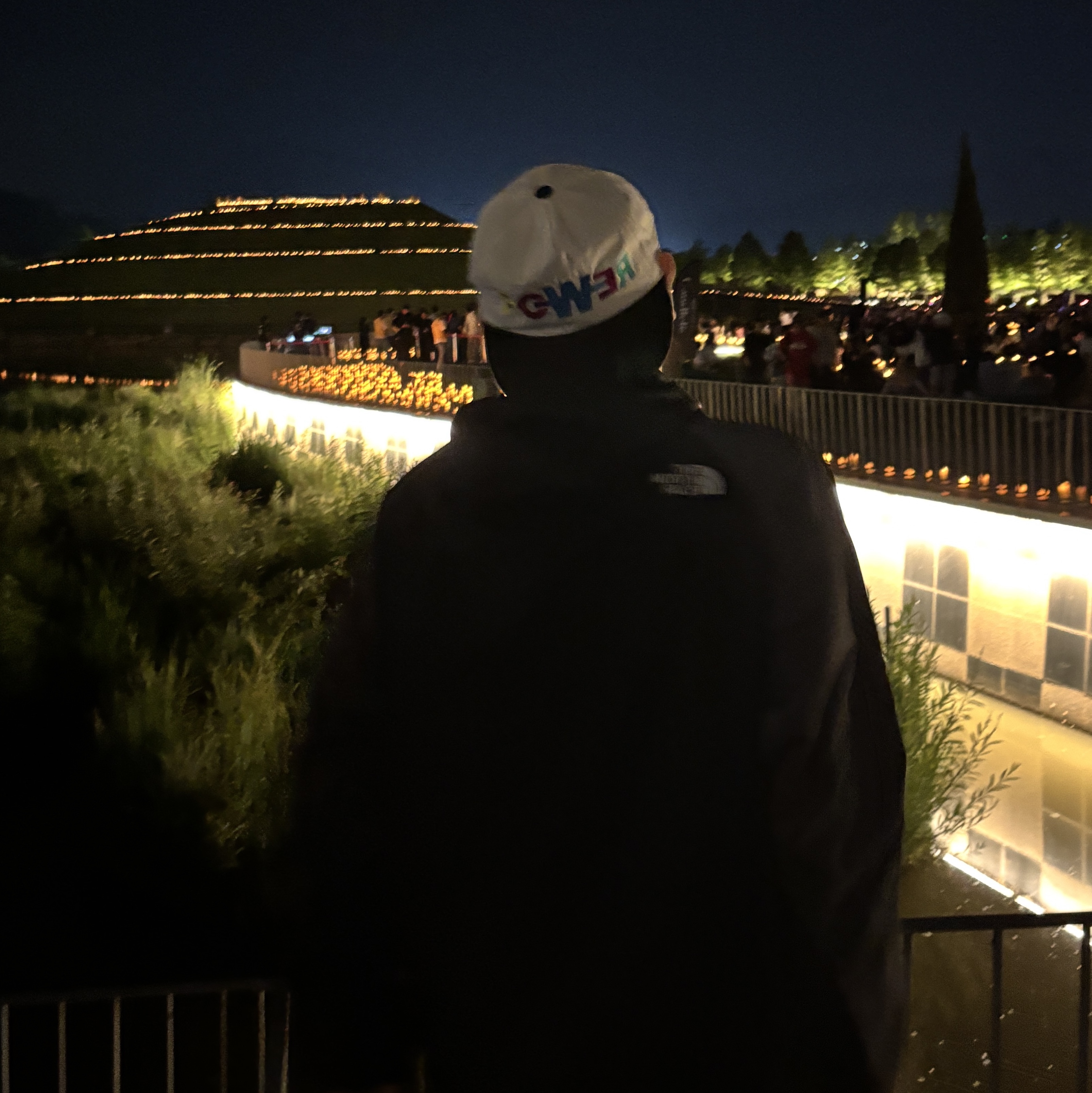 G-DRAGON Power Ball Cap White, The North Face White Label Bandon Jacket Black 착용 스타일 - 1