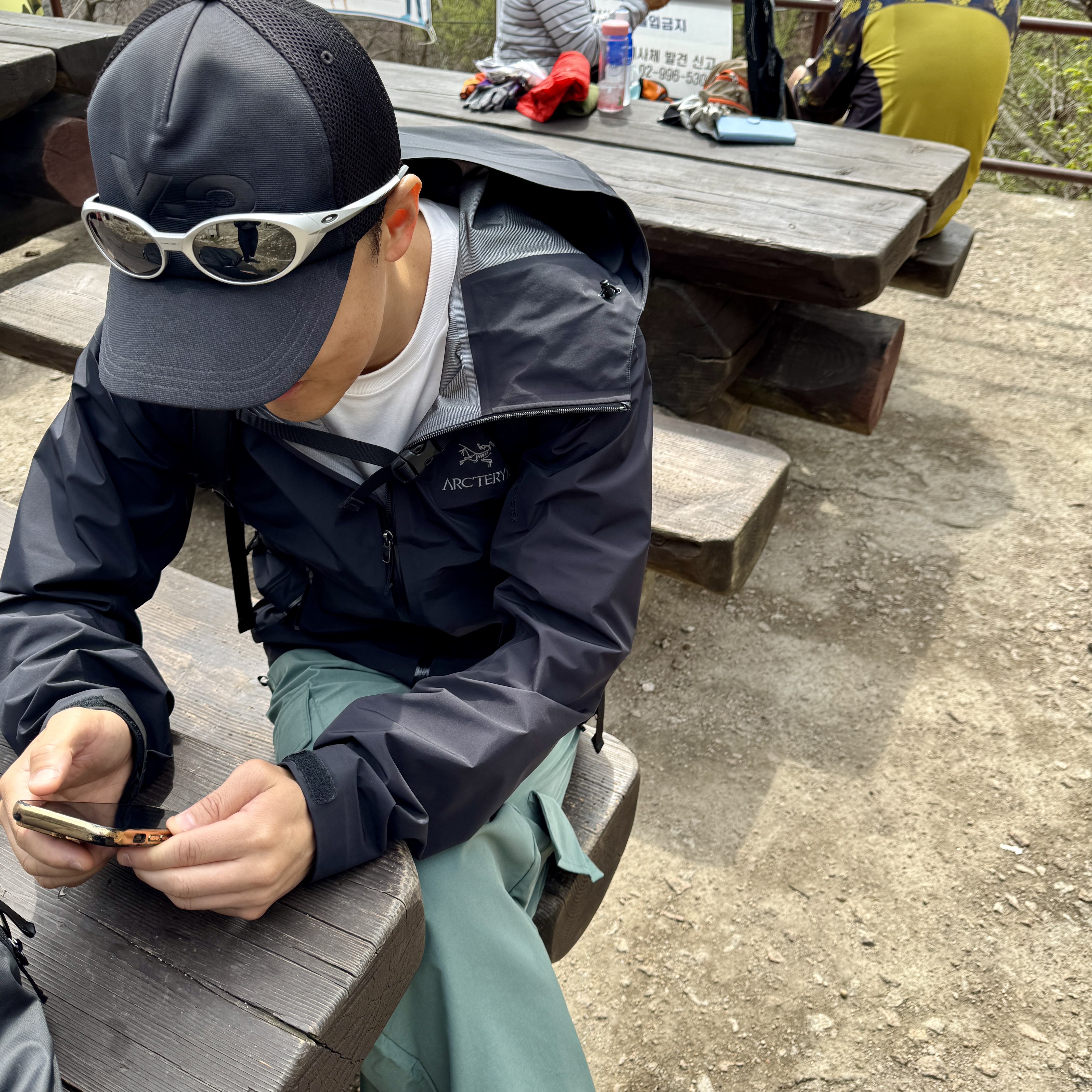 Arc'teryx Beta LT Jacket Black 착용 스타일 - 2