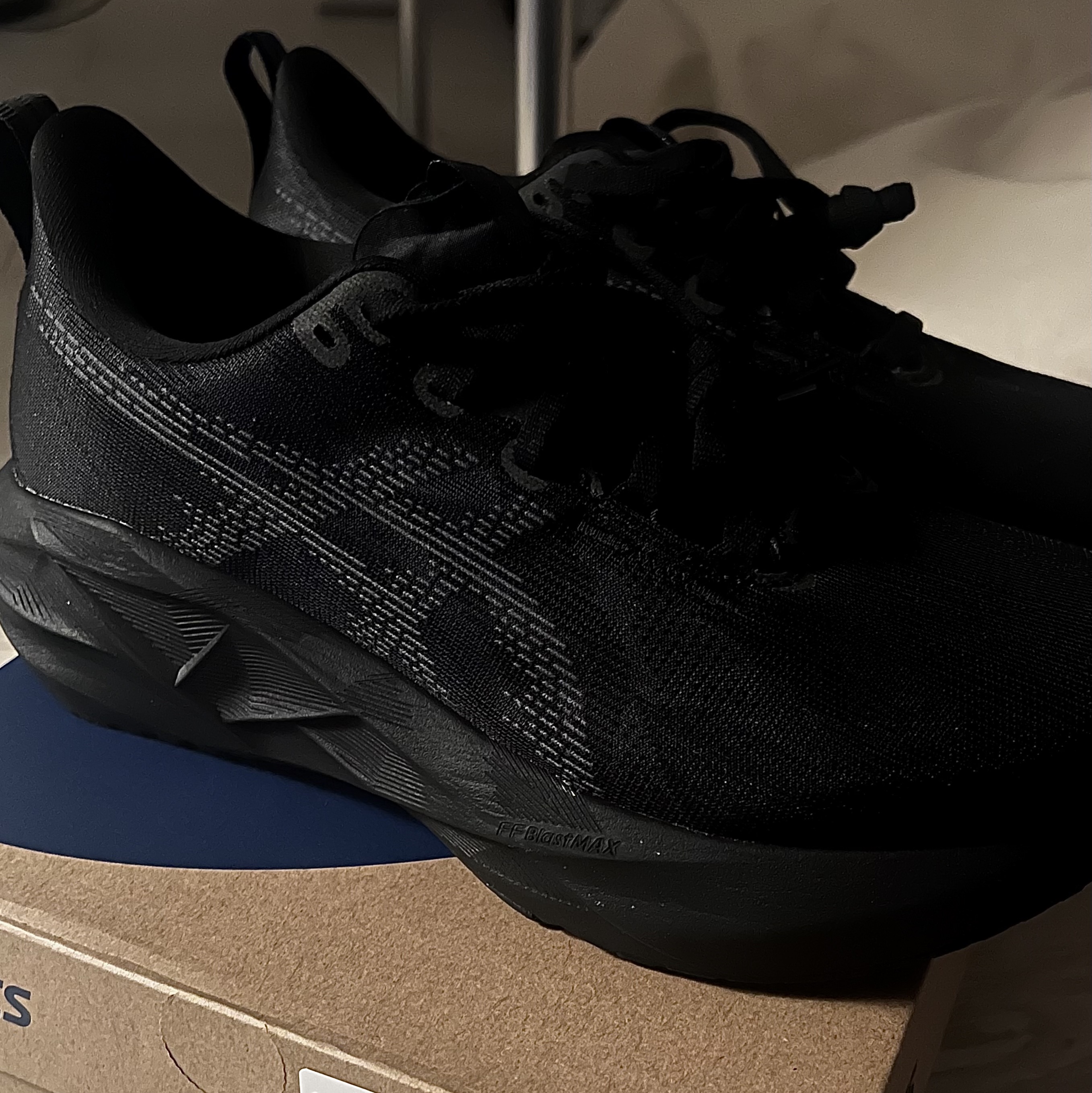 Asics Novablast 5 Black Carrier Grey 착용 스타일