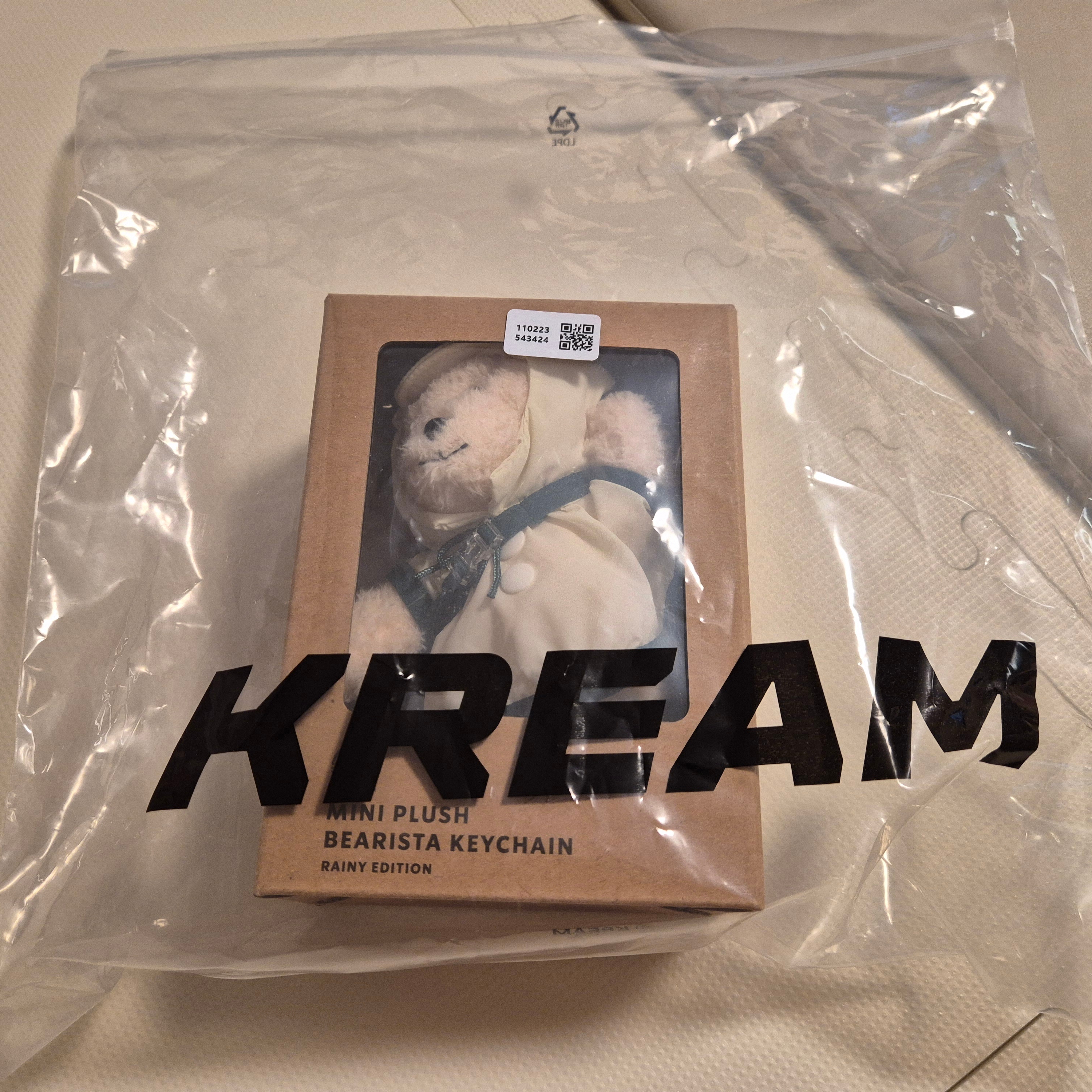 Starbucks x Hunter Rainy Bearista Keychain Cream 착용 스타일