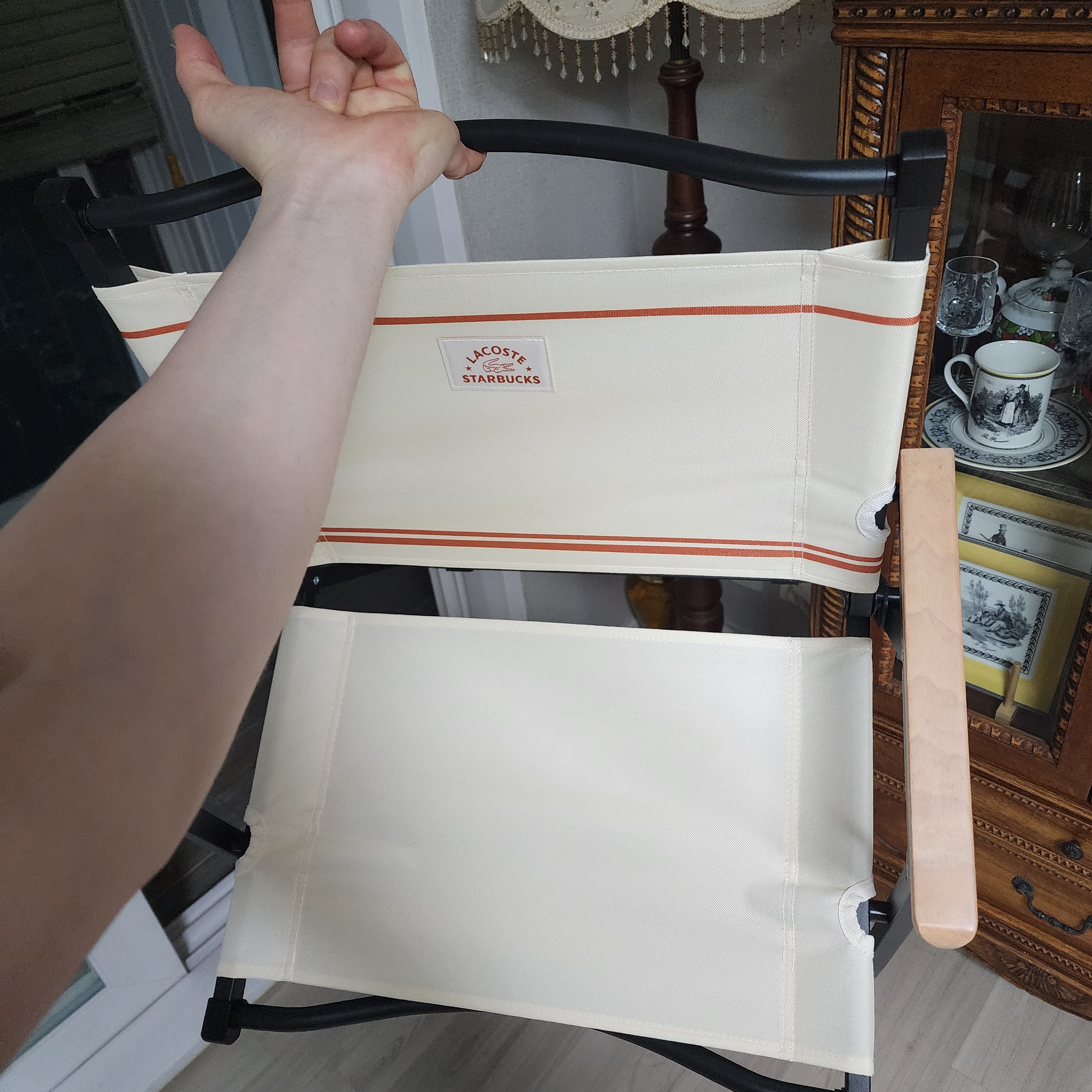 Starbucks x Lacoste Wide Folding Chair Ivory 착용 스타일 - 2