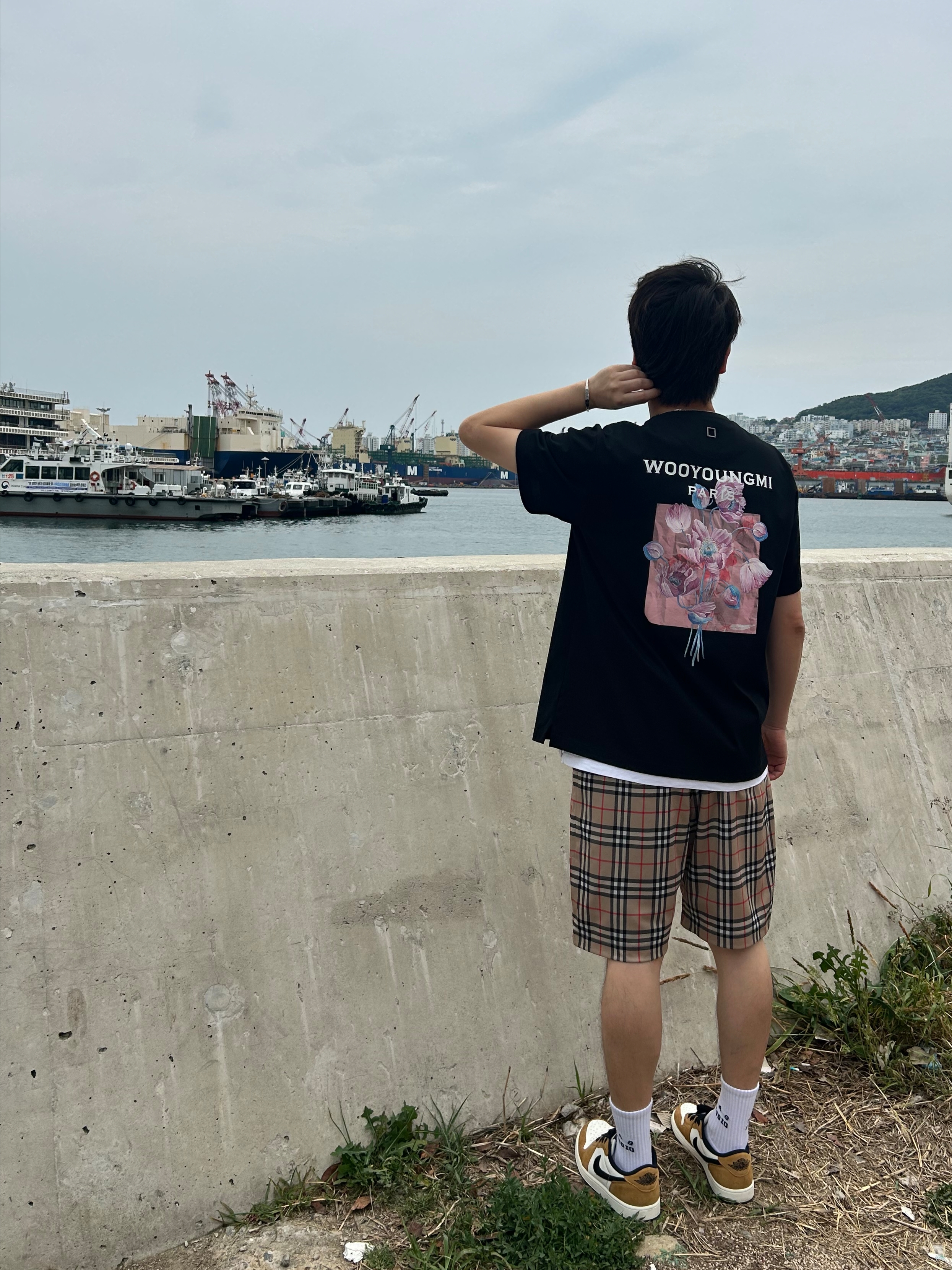 Burberry Vintage Check Technical Twill Shorts, Jordan 1 Low OG Sail and Golden Harvest 착용 스타일