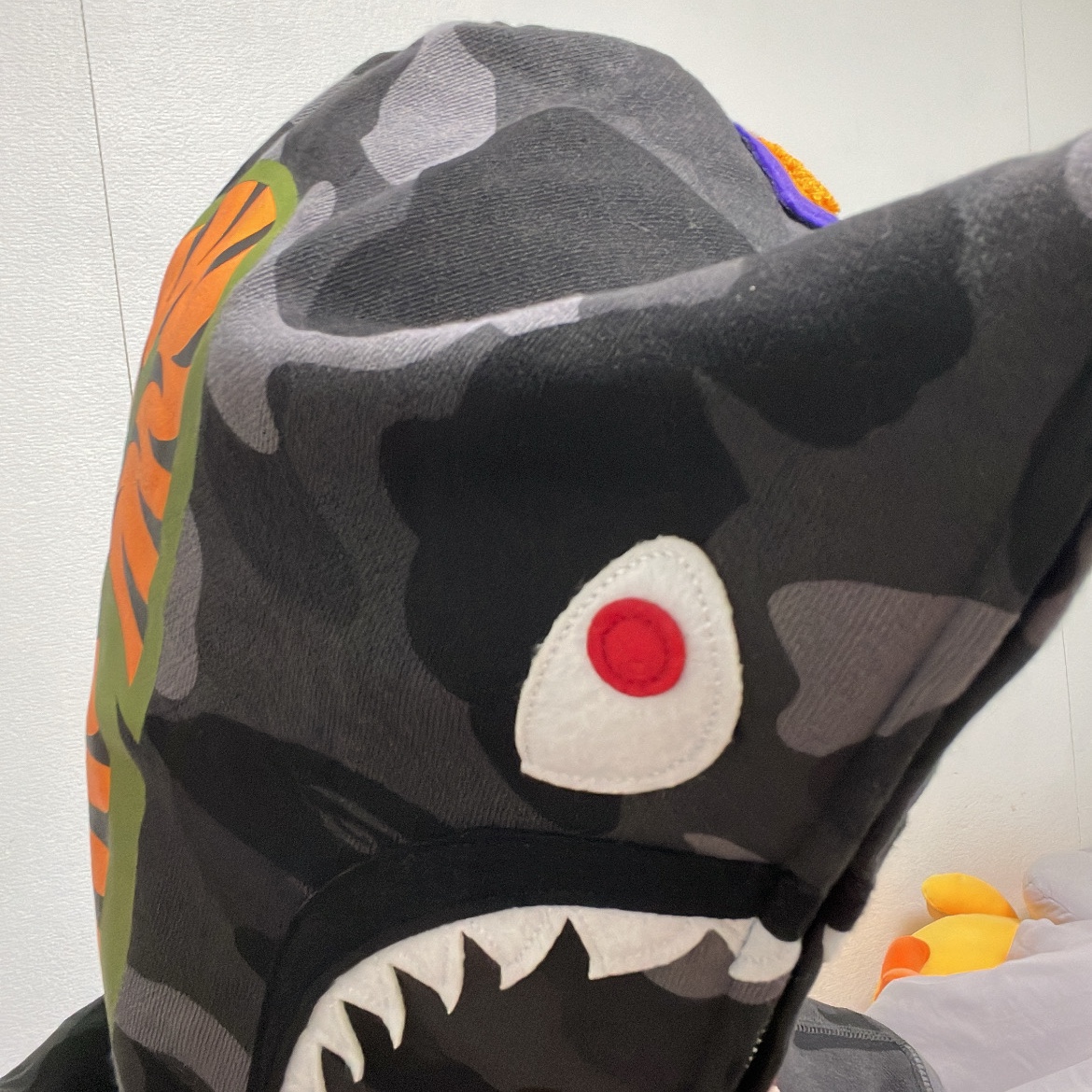 BAPE Color Camo Shark Full Zip Hoodie Black 착용 스타일 - 2