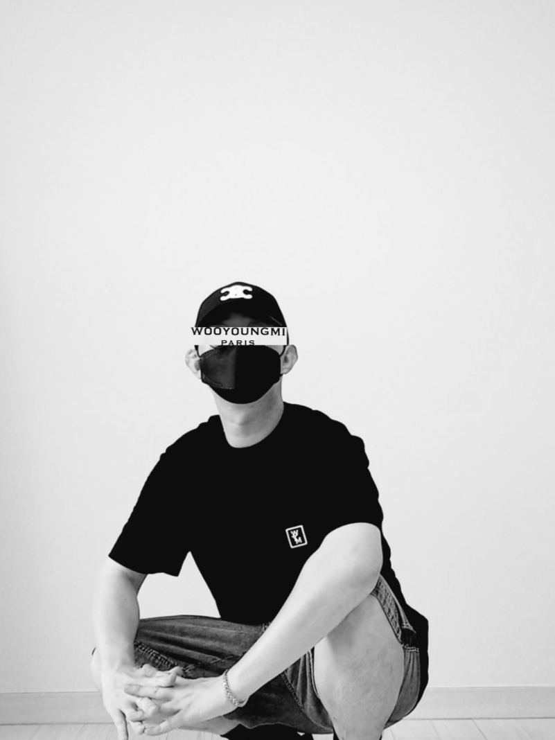 (W) Celine Triomphe Baseball Cap in Cotton Black, Wooyoungmi Cotton Back Logo T-Shirt White - 24SS 착용 스타일 - 2